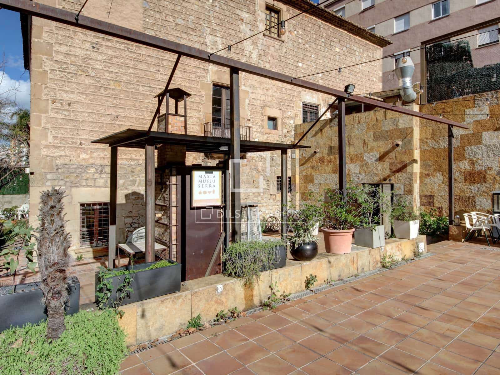 Commercial for sale in Cornella de Llobregat - € 2,700,000 (Ref: 9580377)