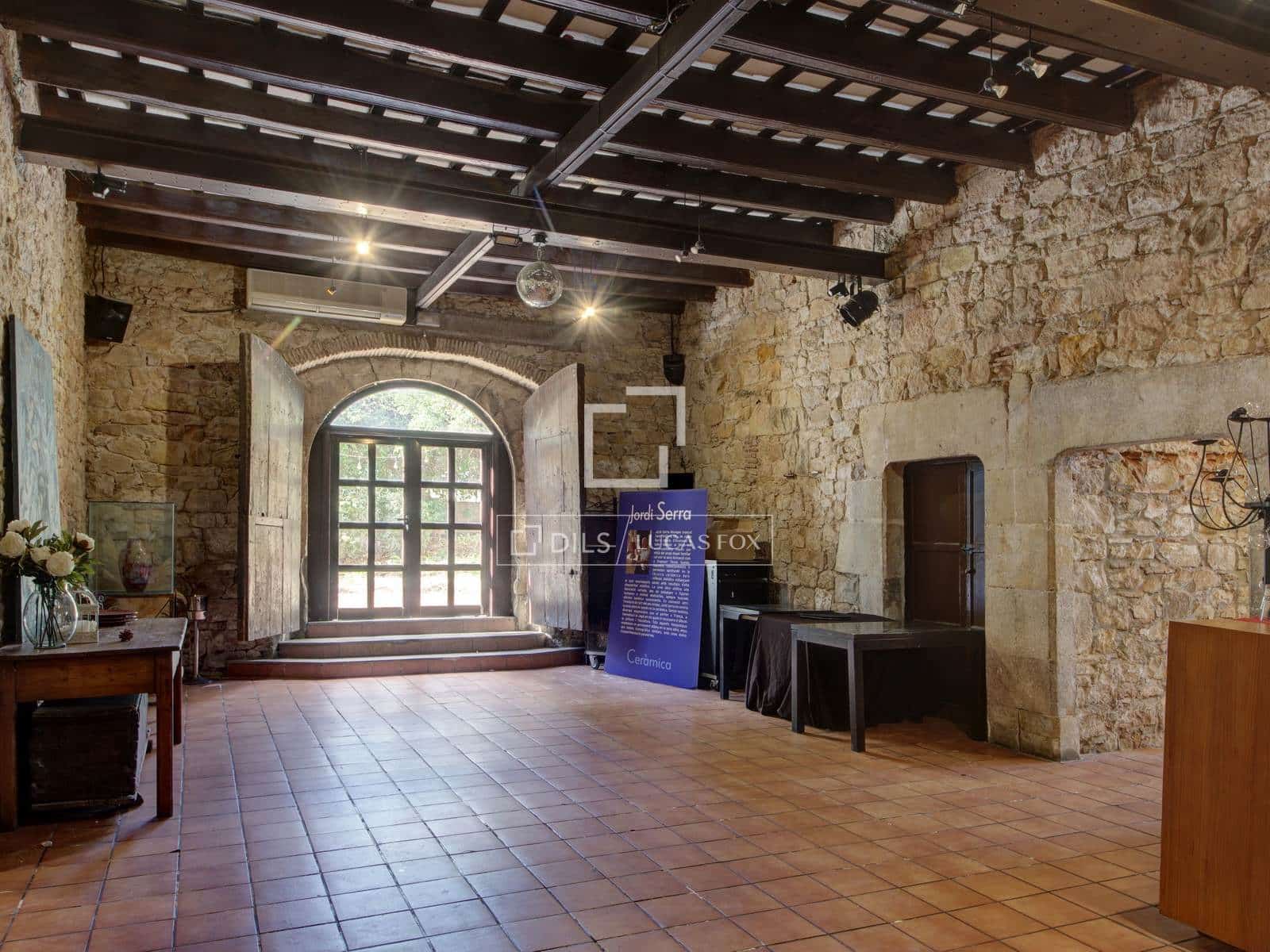 Commercial for sale in Cornella de Llobregat - € 2,700,000 (Ref: 9580377)