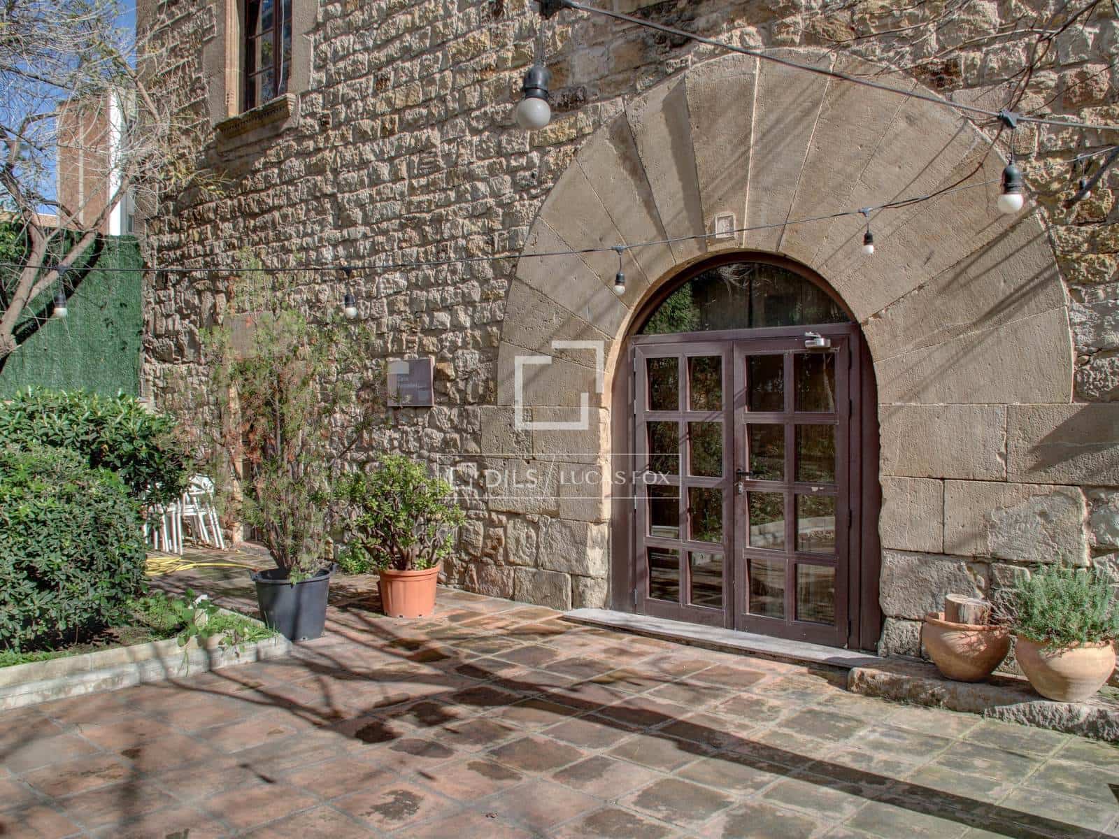 Commercial for sale in Cornella de Llobregat - € 2,700,000 (Ref: 9580377)