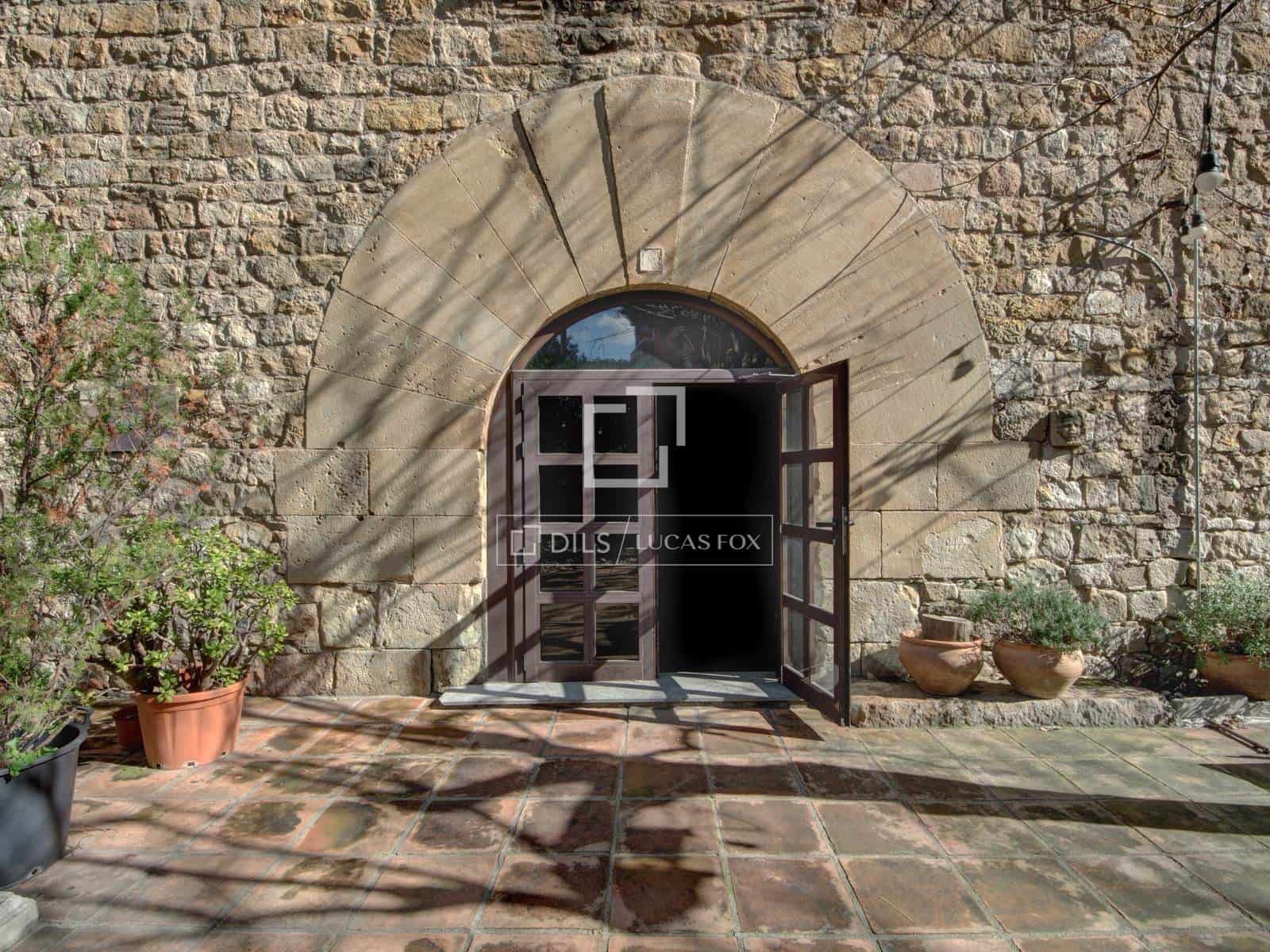 Commercial for sale in Cornella de Llobregat - € 2,700,000 (Ref: 9580377)