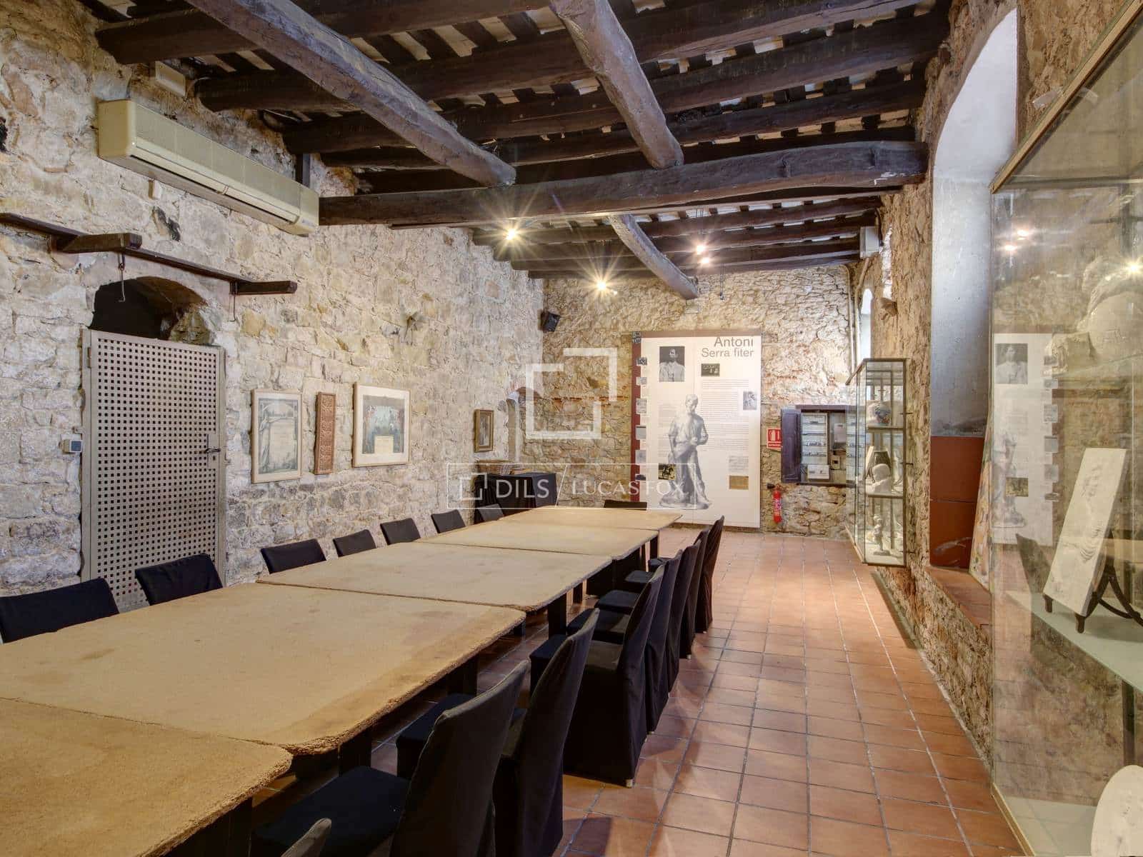 Commercial for sale in Cornella de Llobregat - € 2,700,000 (Ref: 9580377)