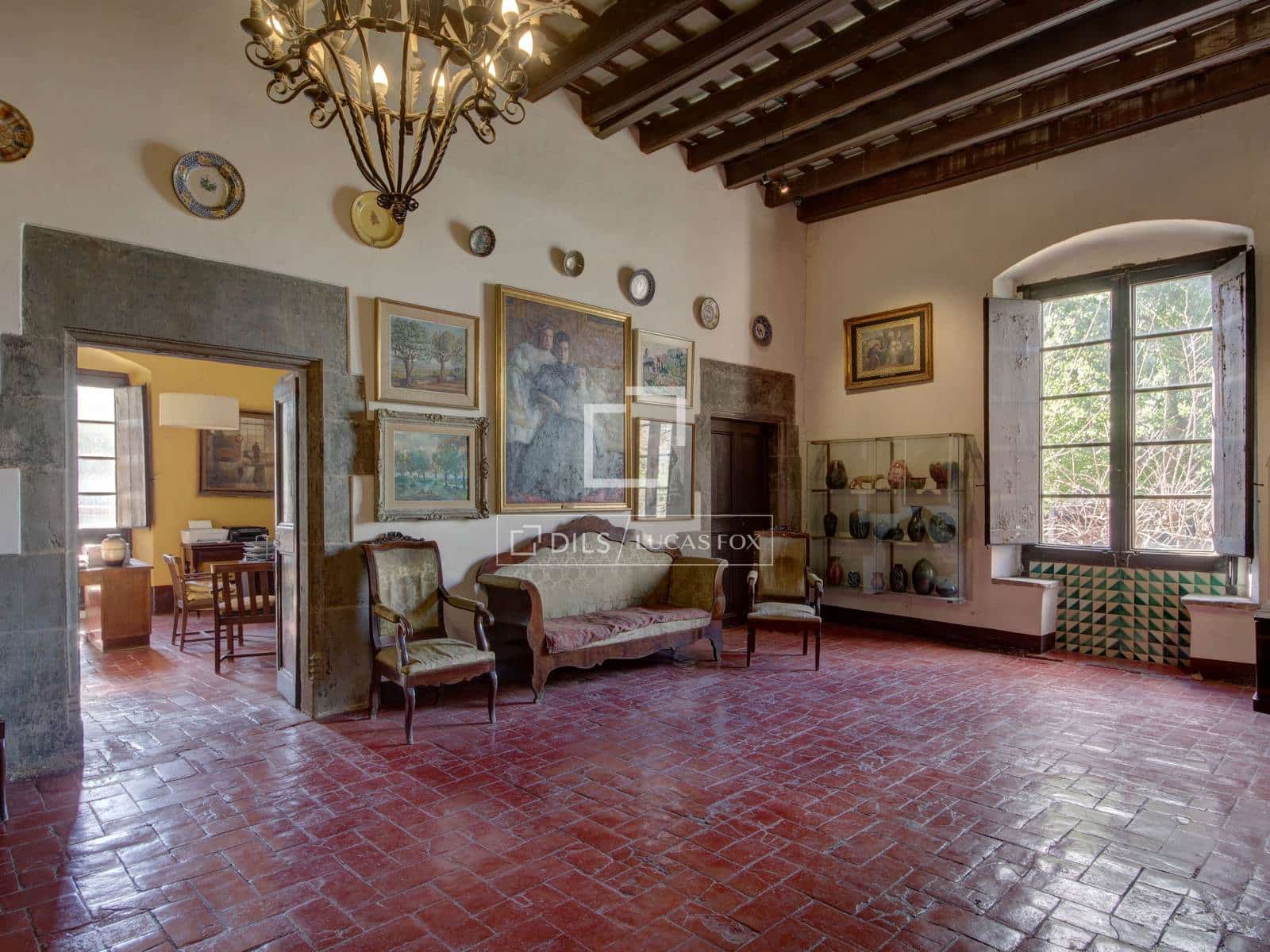 Commercial for sale in Cornella de Llobregat - € 2,700,000 (Ref: 9580377)