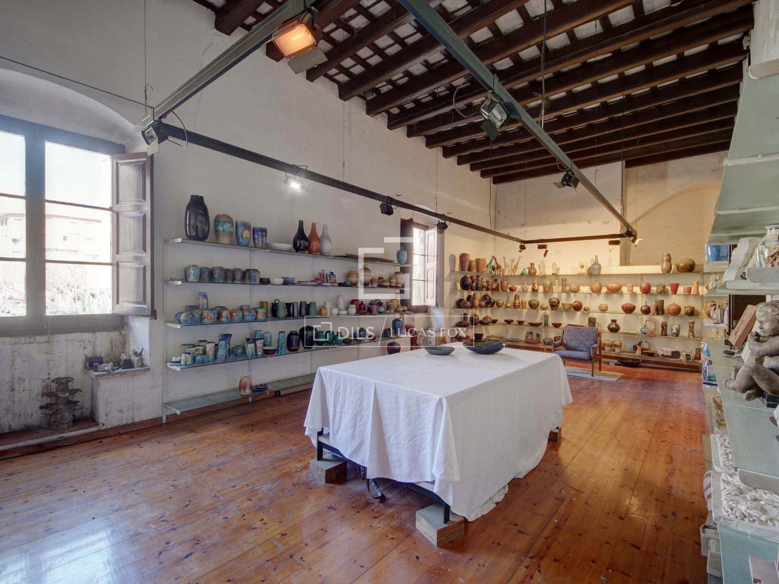 Commercial for sale in Cornella de Llobregat - € 2,700,000 (Ref: 9580377)