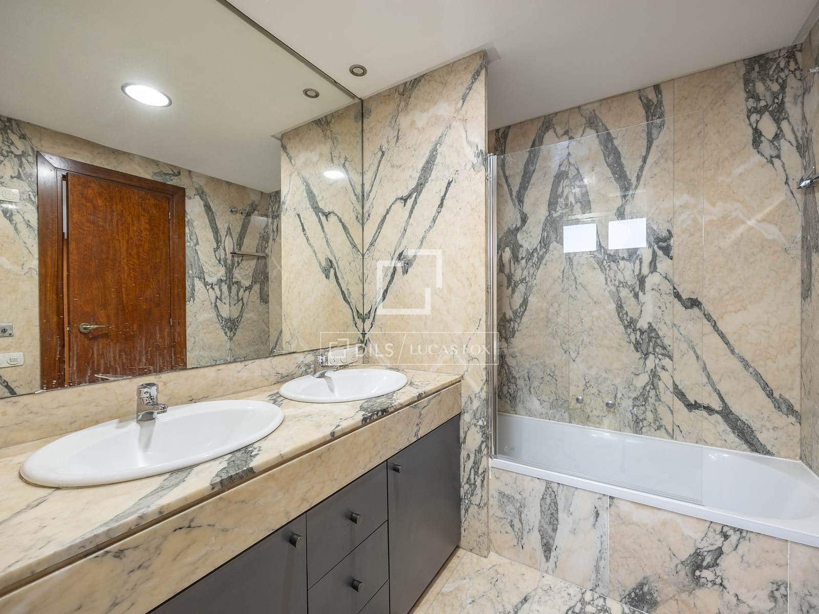 2 soveværelse Lejlighed til leje i Valencia by med garage - € 1.950 (Ref: 9583148)