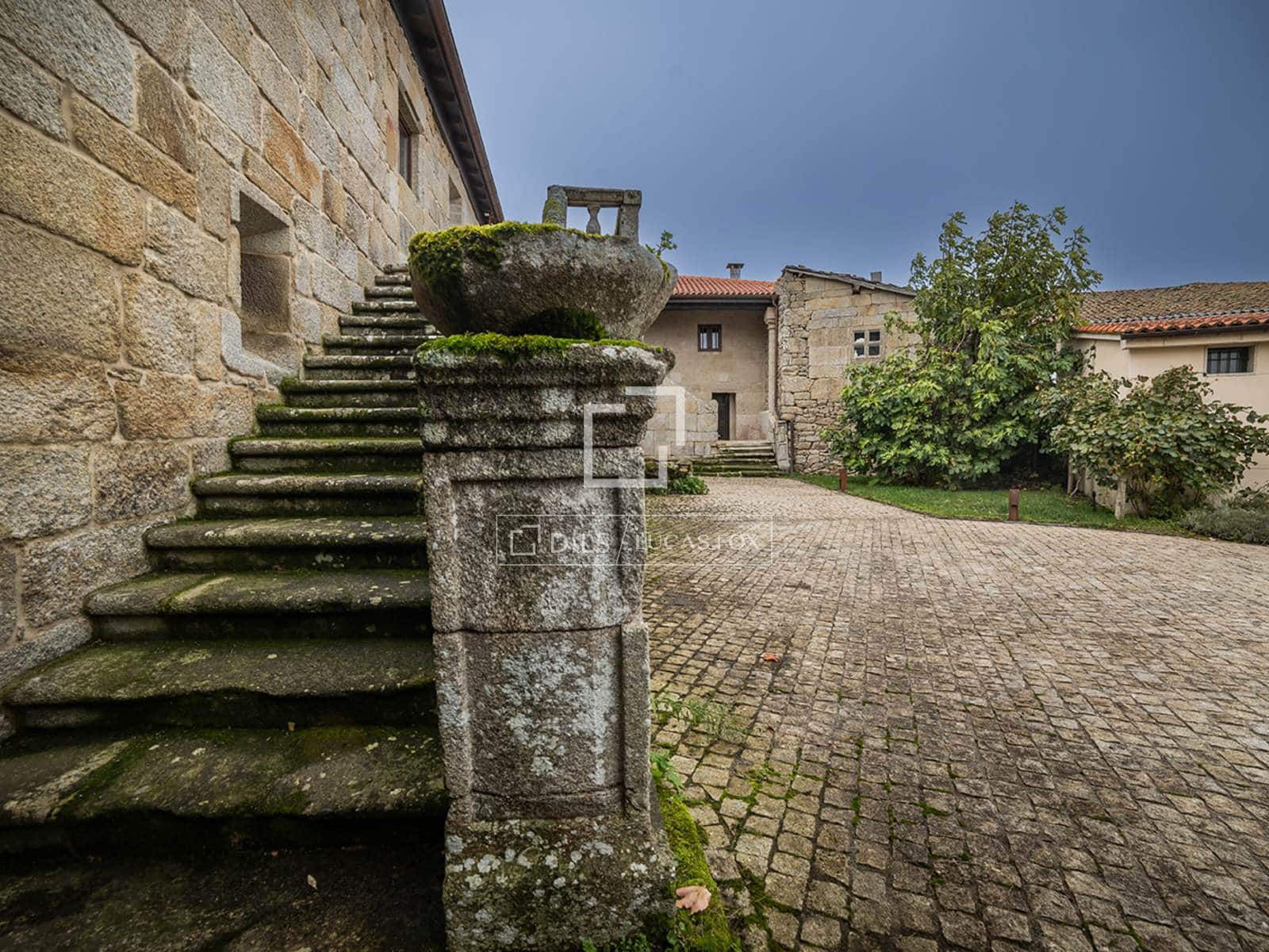 7 bedroom Villa for sale in Parada de Sil with garage - € 1,370,000 (Ref: 9583471)