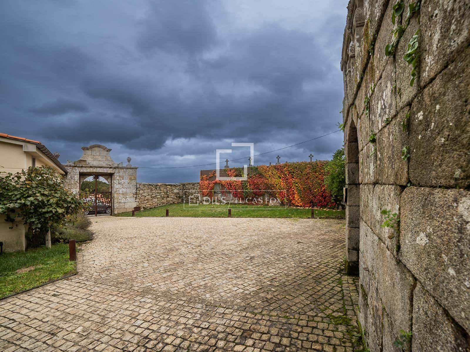 7 bedroom Villa for sale in Parada de Sil with garage - € 1,370,000 (Ref: 9583471)