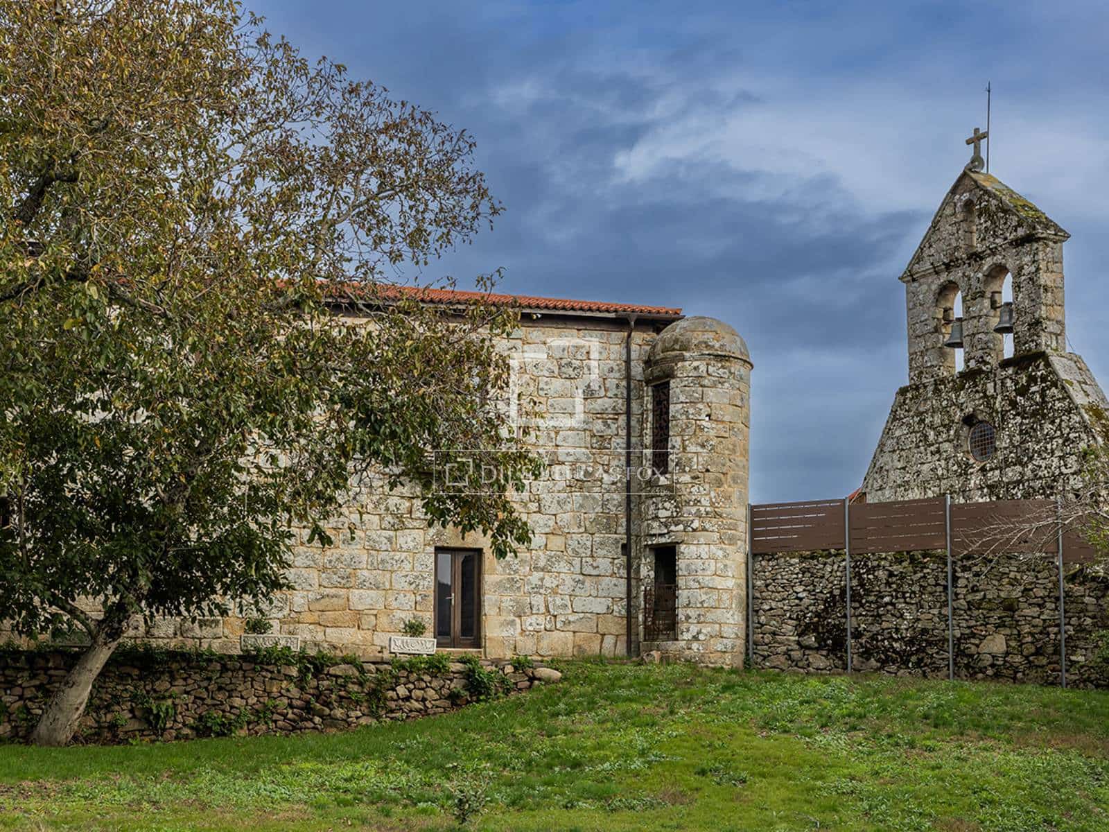 7 bedroom Villa for sale in Parada de Sil with garage - € 1,370,000 (Ref: 9583471)