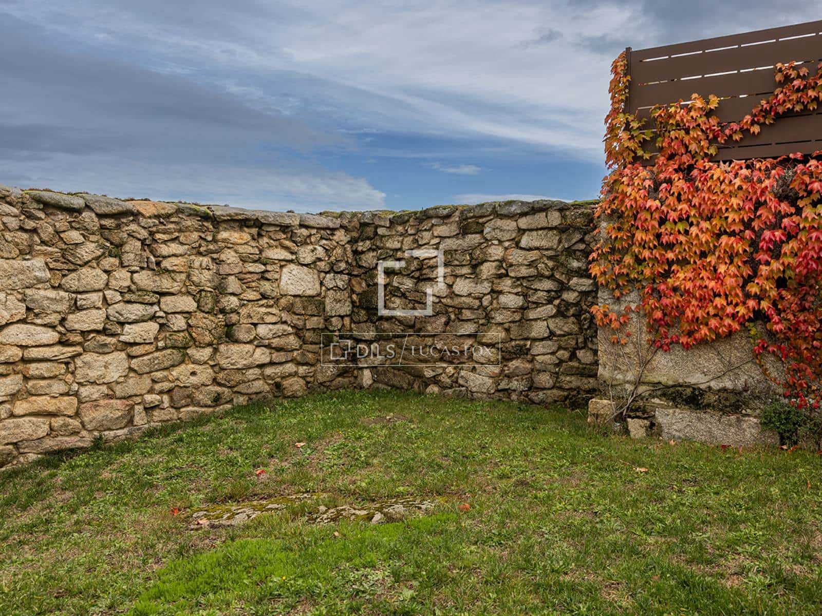 7 bedroom Villa for sale in Parada de Sil with garage - € 1,370,000 (Ref: 9583471)