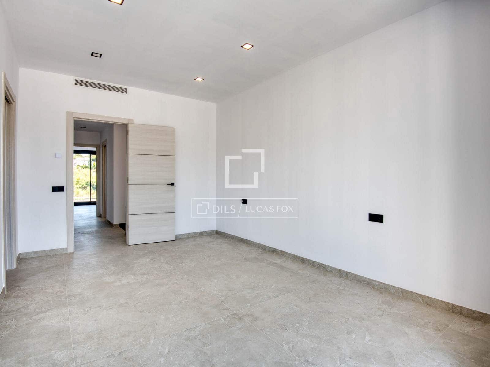 4 sypialnia Willa na sprzedaż w S'Agaro z basenem garażem - 1 350 000 € (Ref: 9591716)