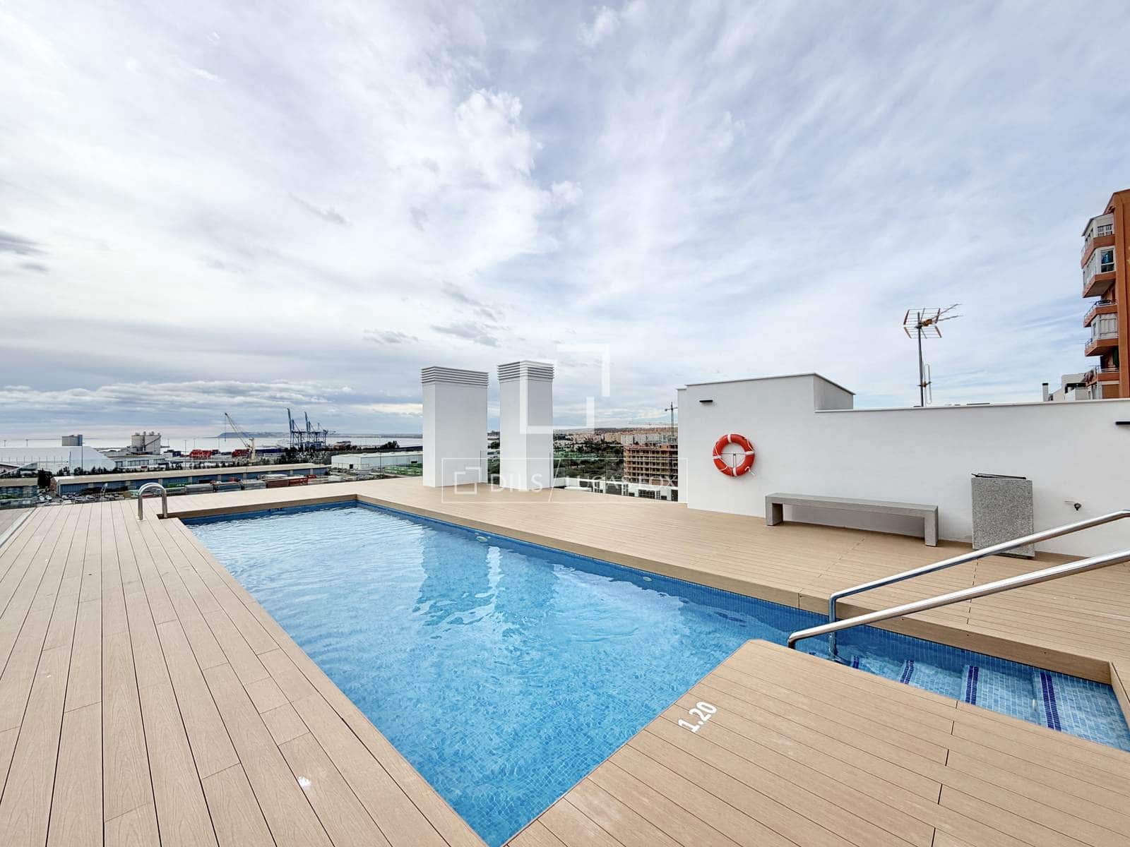 4 sovrum Lägenhet att hyra i Alicante stad - 1 500 € (Ref: 9592063)