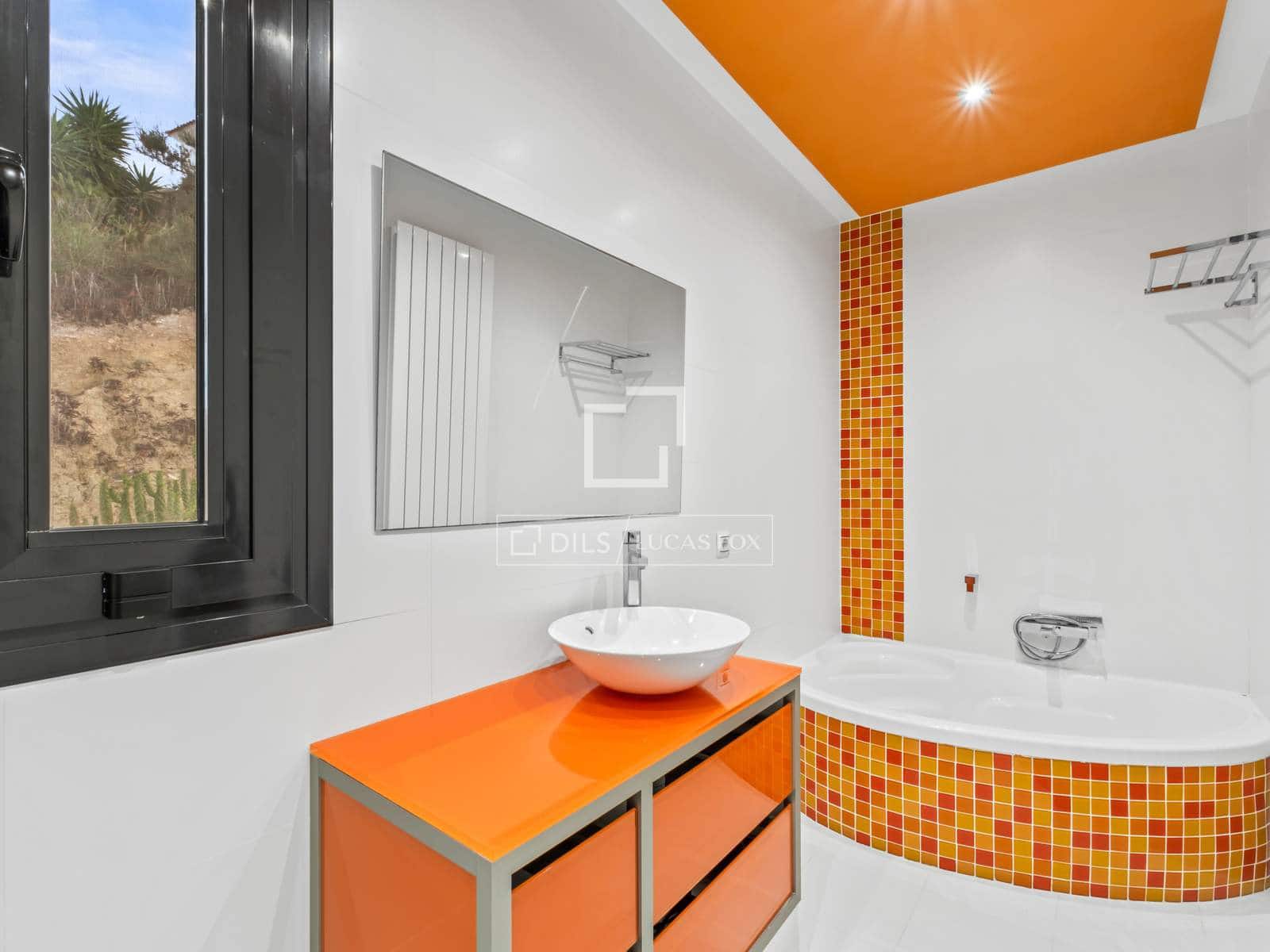 4 bedroom Villa for sale in El Campello with pool garage - € 1,985,000 (Ref: 9592064)