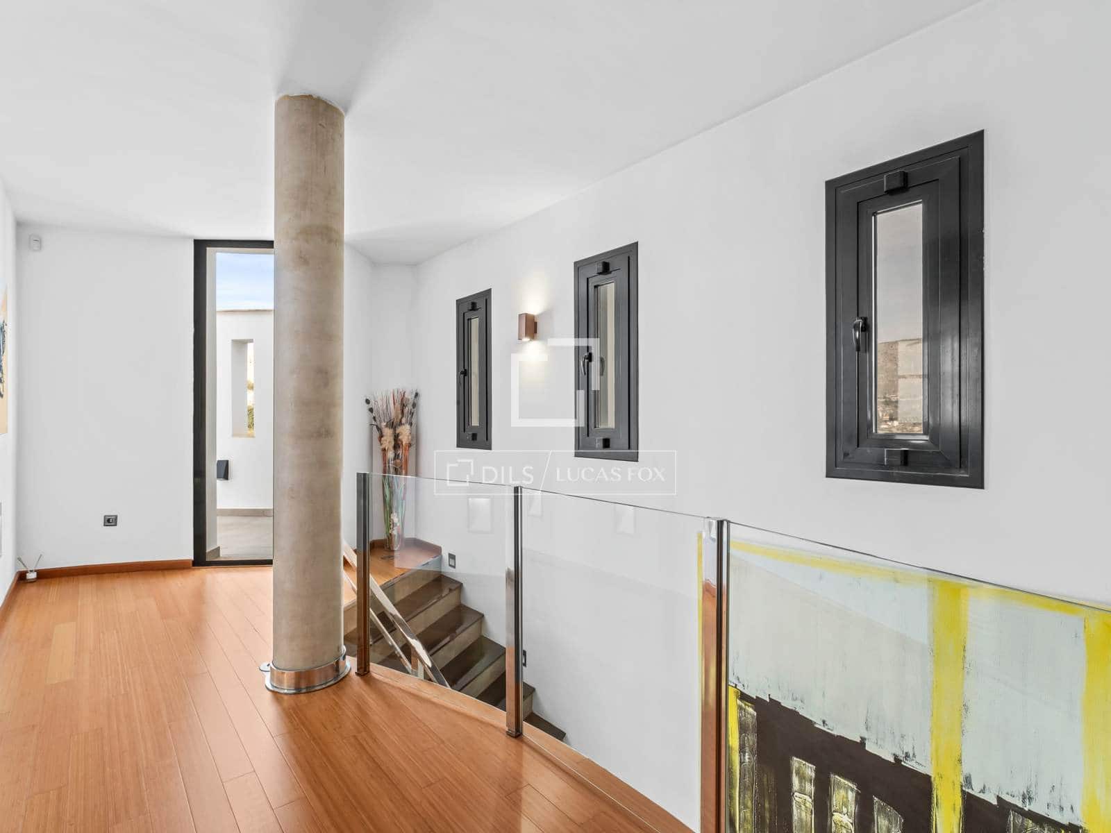 4 bedroom Villa for sale in El Campello with pool garage - € 1,985,000 (Ref: 9592064)