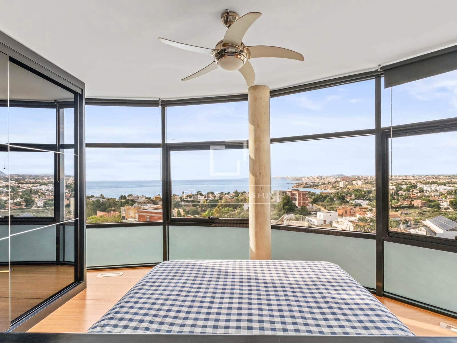 4 bedroom Villa for sale in El Campello with pool garage - € 1,985,000 (Ref: 9592064)