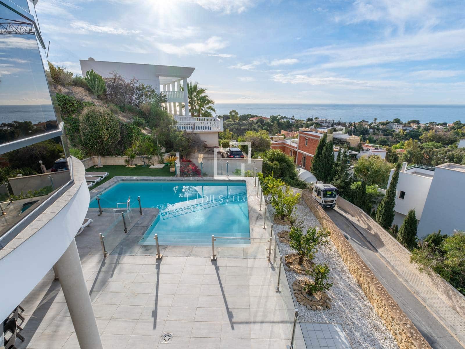 4 bedroom Villa for sale in El Campello with pool garage - € 1,985,000 (Ref: 9592064)