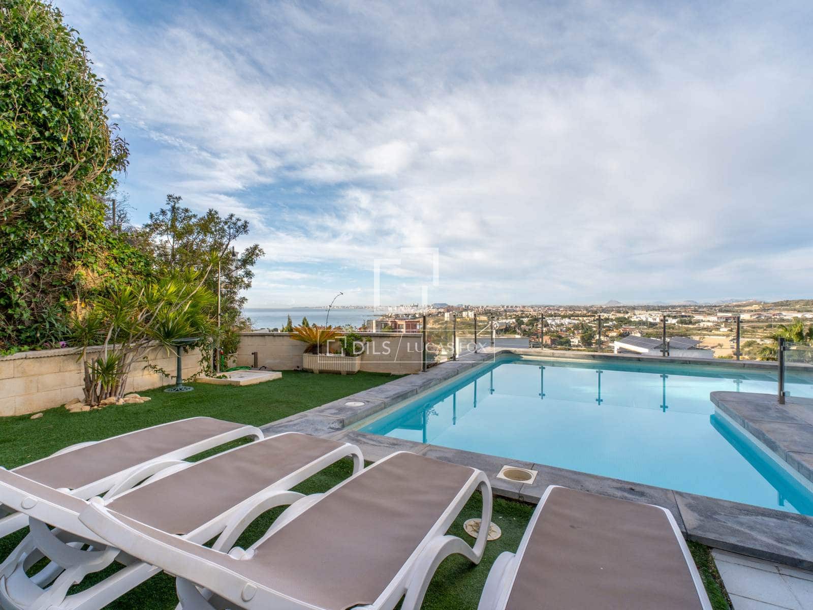 4 bedroom Villa for sale in El Campello with pool garage - € 1,985,000 (Ref: 9592064)