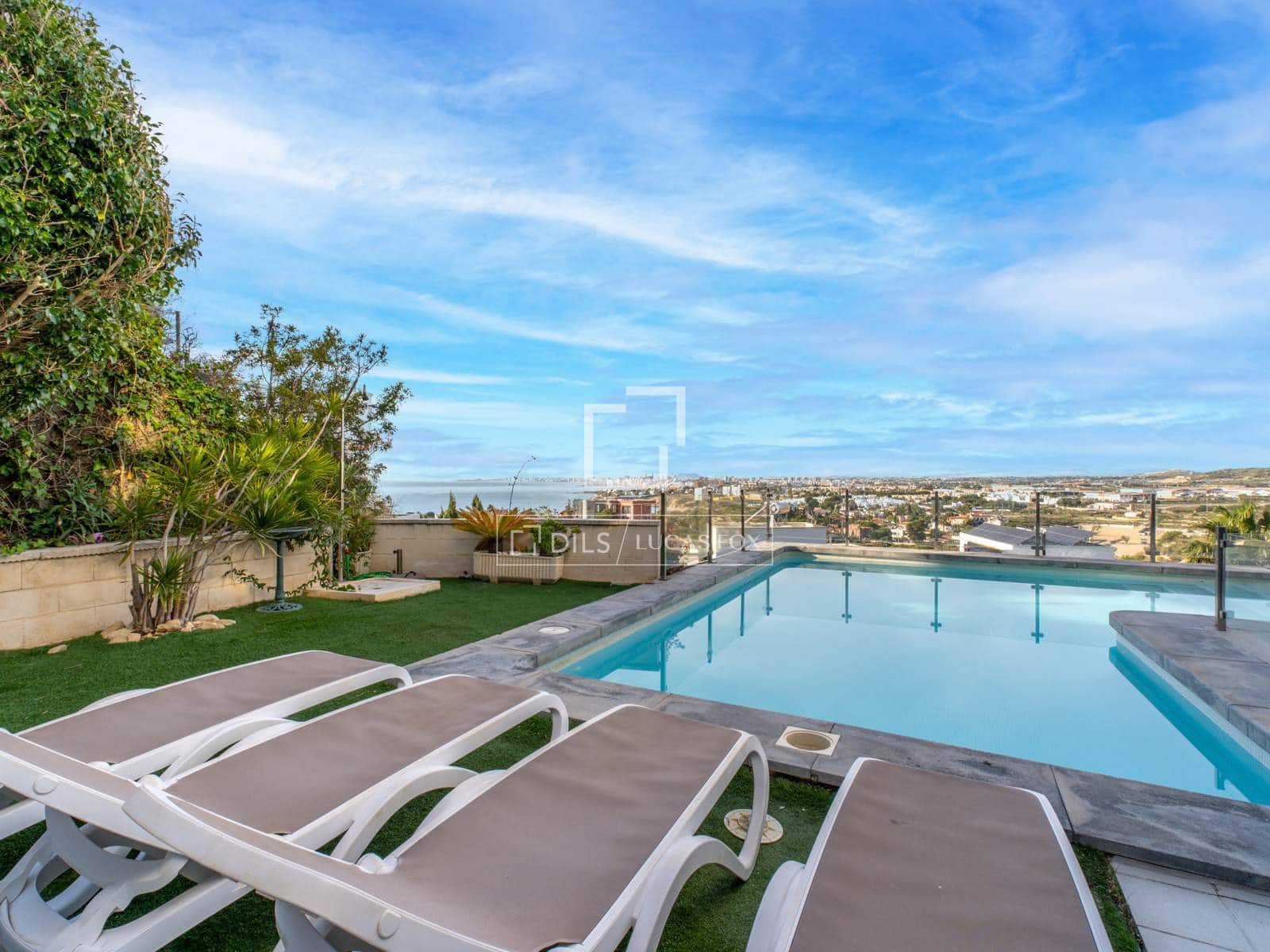 4 bedroom Villa for sale in El Campello with pool garage - € 1,985,000 (Ref: 9592064)