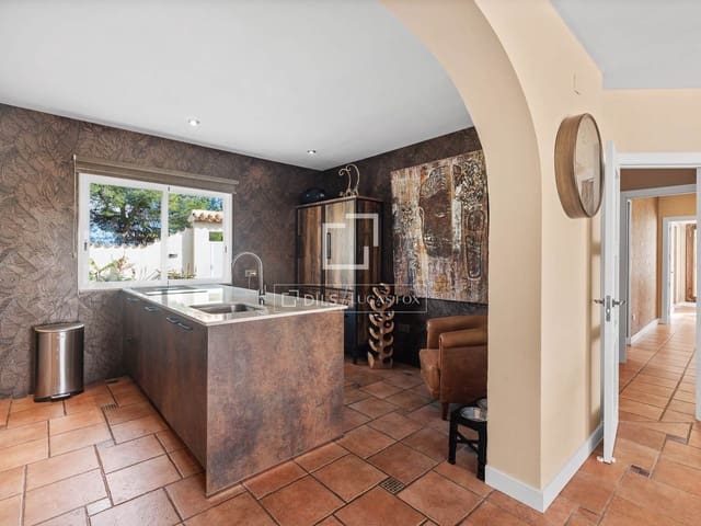 5 makuuhuone Huvila myytävänä paikassa Altea mukana uima-altaan 
autotalli - 949 000 € (Ref: 9593203)