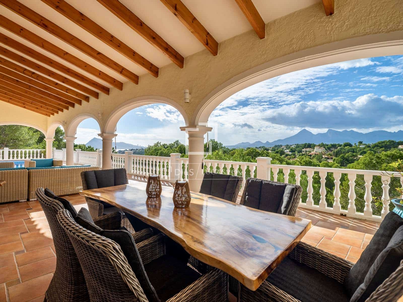 5 makuuhuone Huvila myytävänä paikassa Altea mukana uima-altaan 
autotalli - 949 000 € (Ref: 9593203)