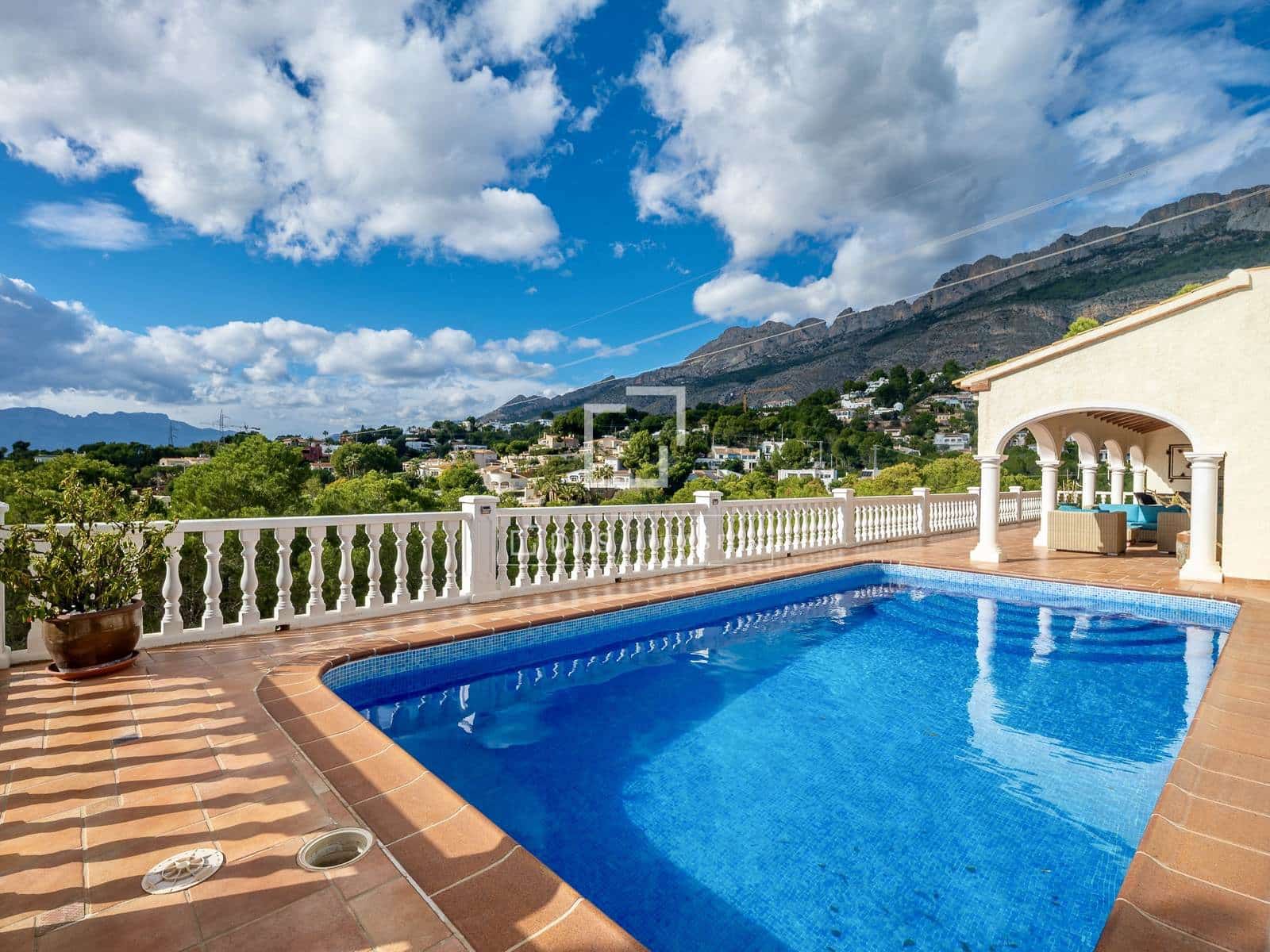 5 makuuhuone Huvila myytävänä paikassa Altea mukana uima-altaan 
autotalli - 949 000 € (Ref: 9593203)