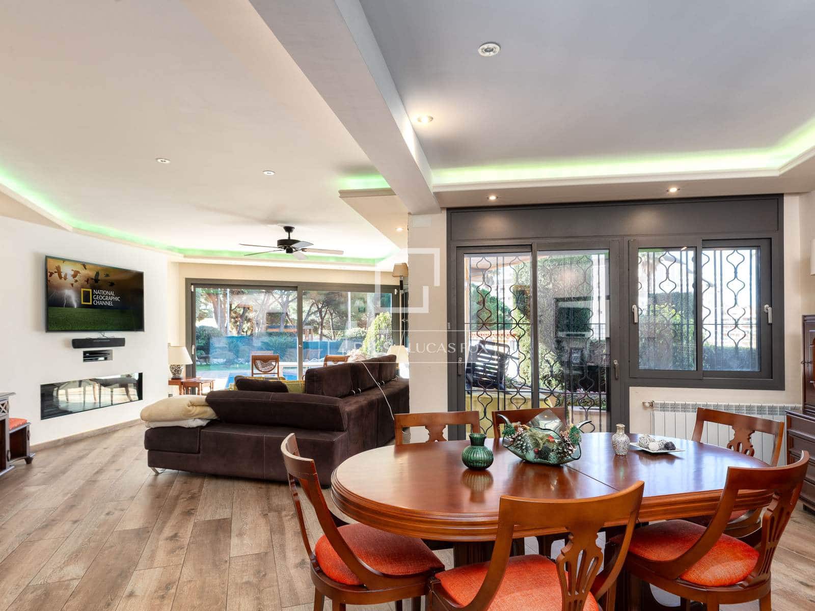 5 makuuhuone Huvila myytävänä paikassa Lloret de Mar mukana uima-altaan 
autotalli - 3 000 000 € (Ref: 9596844)