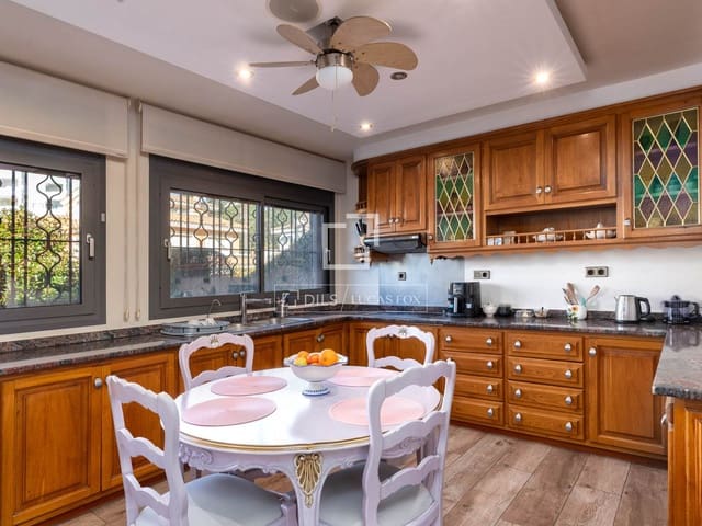 5 makuuhuone Huvila myytävänä paikassa Lloret de Mar mukana uima-altaan 
autotalli - 3 000 000 € (Ref: 9596844)