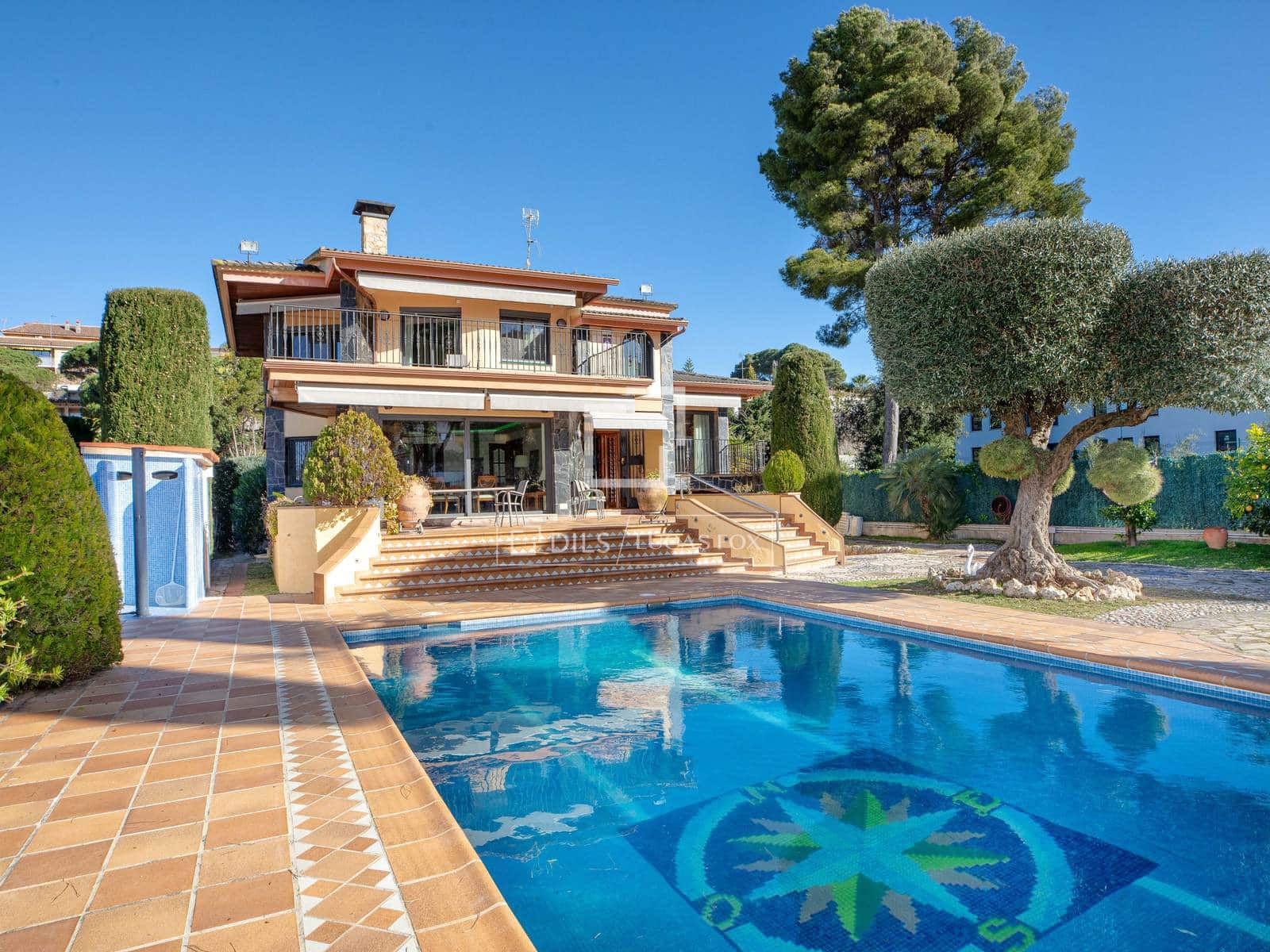 5 makuuhuone Huvila myytävänä paikassa Lloret de Mar mukana uima-altaan 
autotalli - 3 000 000 € (Ref: 9596844)