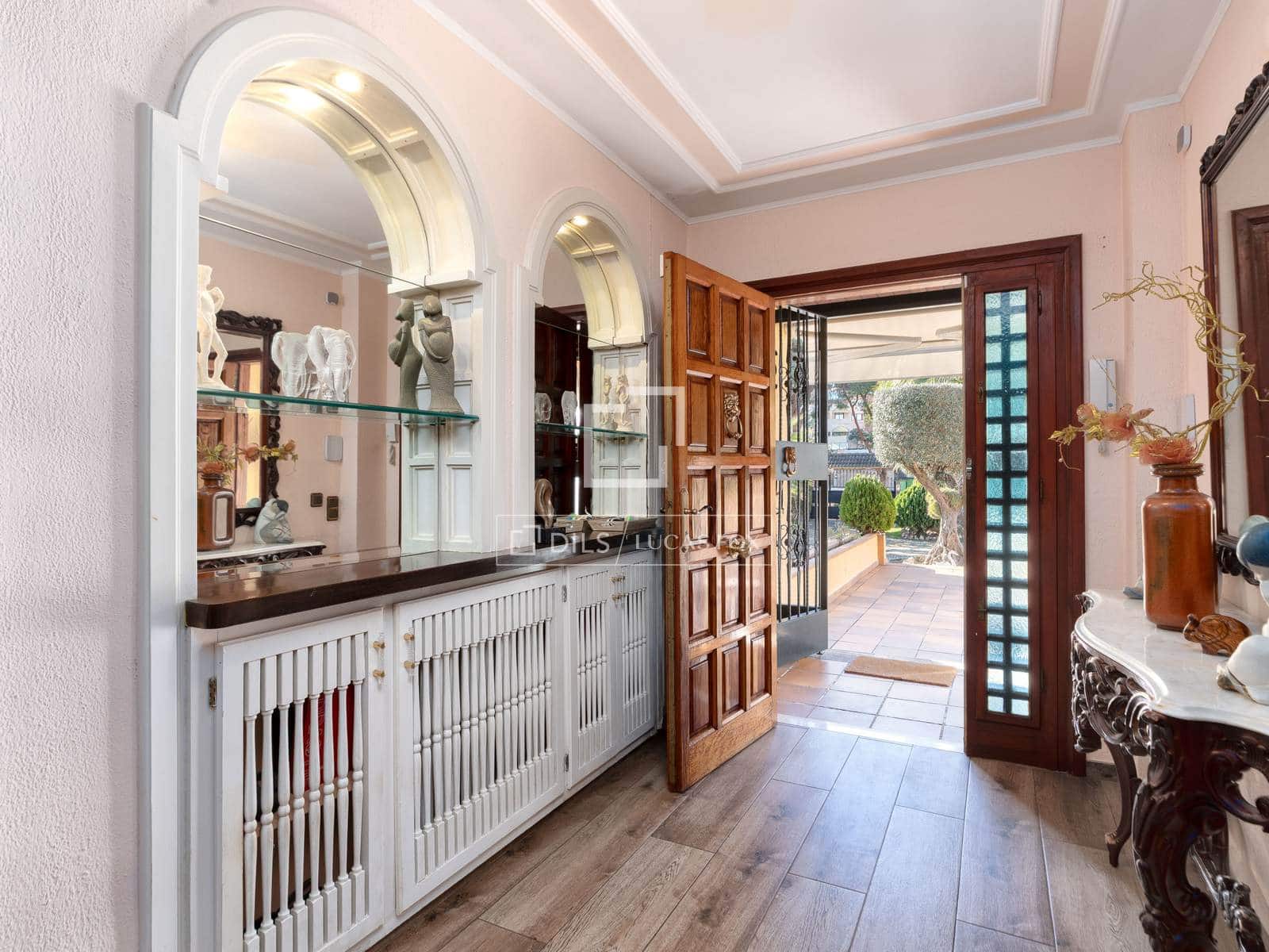 5 makuuhuone Huvila myytävänä paikassa Lloret de Mar mukana uima-altaan 
autotalli - 3 000 000 € (Ref: 9596844)