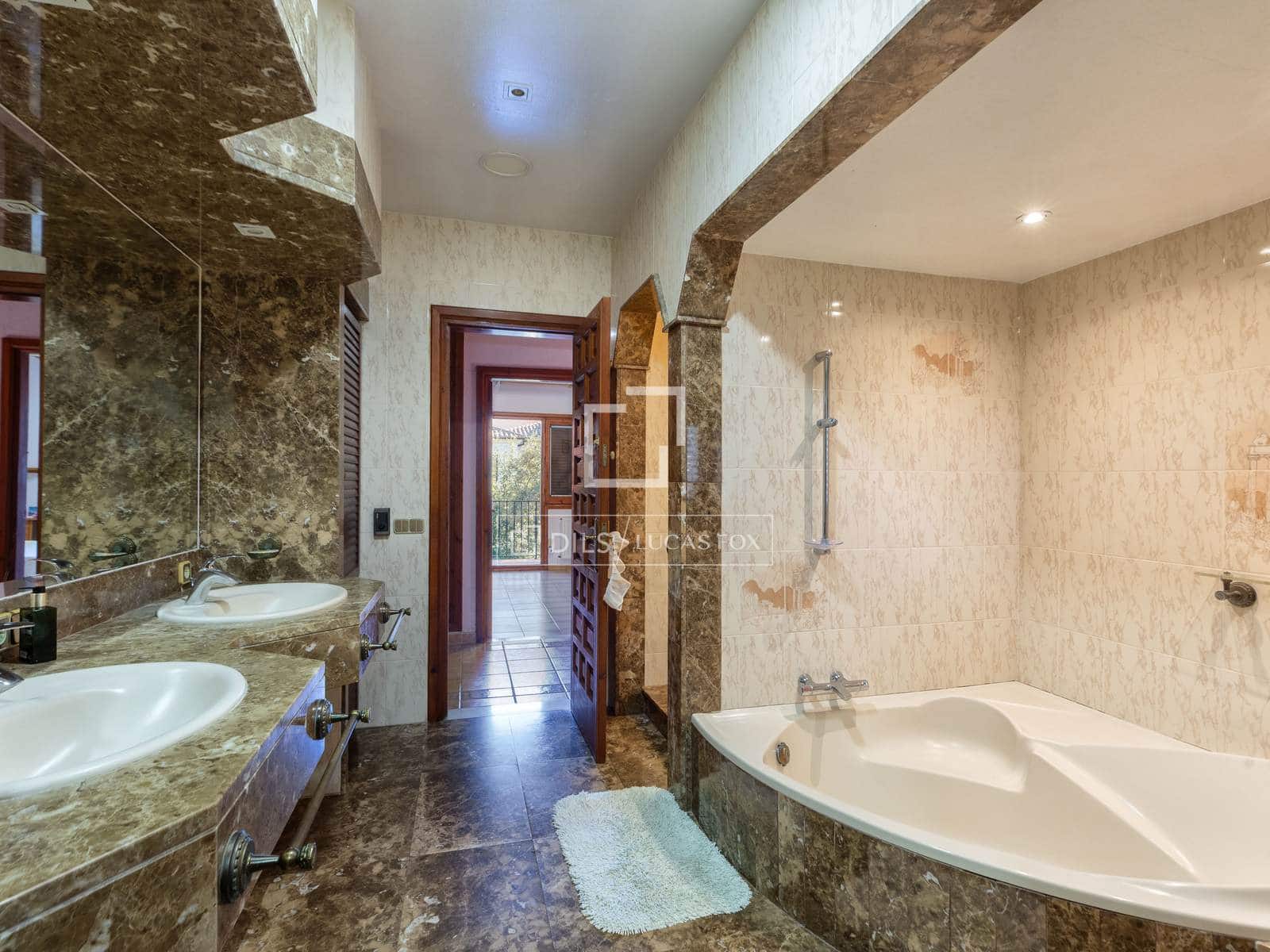 5 makuuhuone Huvila myytävänä paikassa Lloret de Mar mukana uima-altaan 
autotalli - 3 000 000 € (Ref: 9596844)