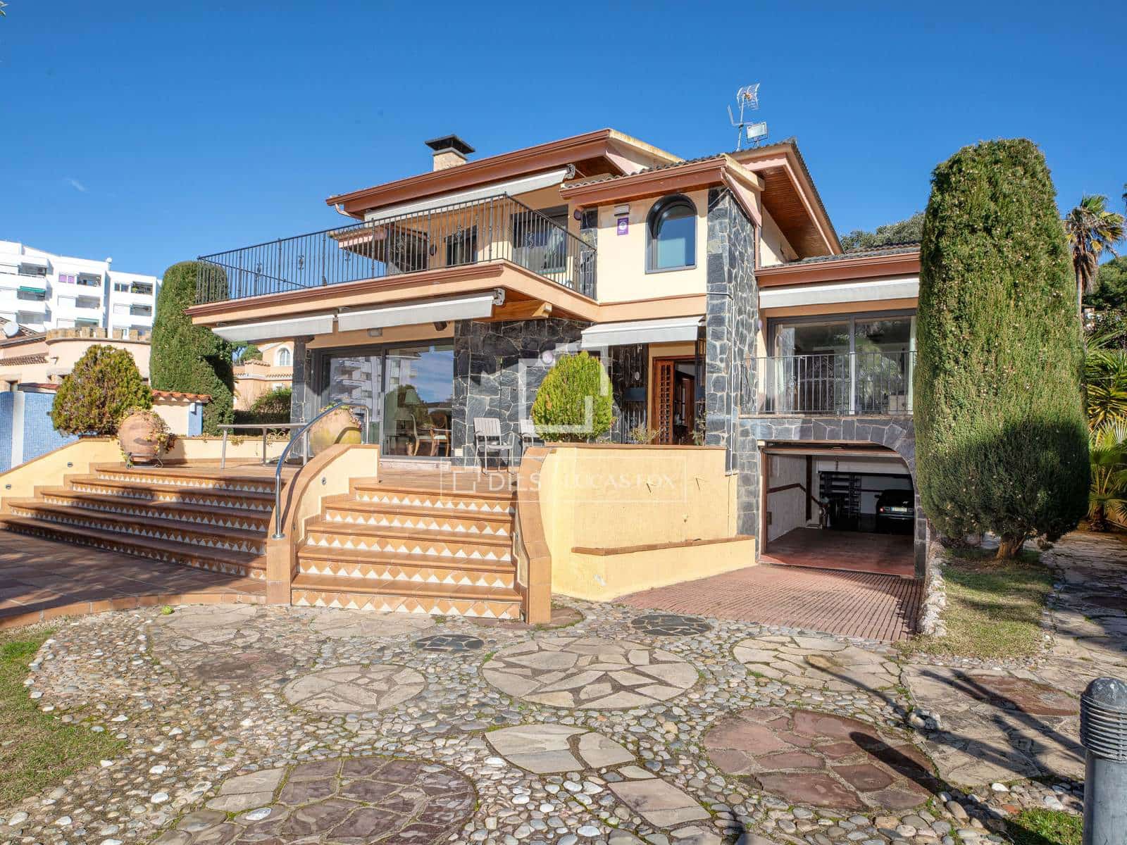 5 makuuhuone Huvila myytävänä paikassa Lloret de Mar mukana uima-altaan 
autotalli - 3 000 000 € (Ref: 9596844)