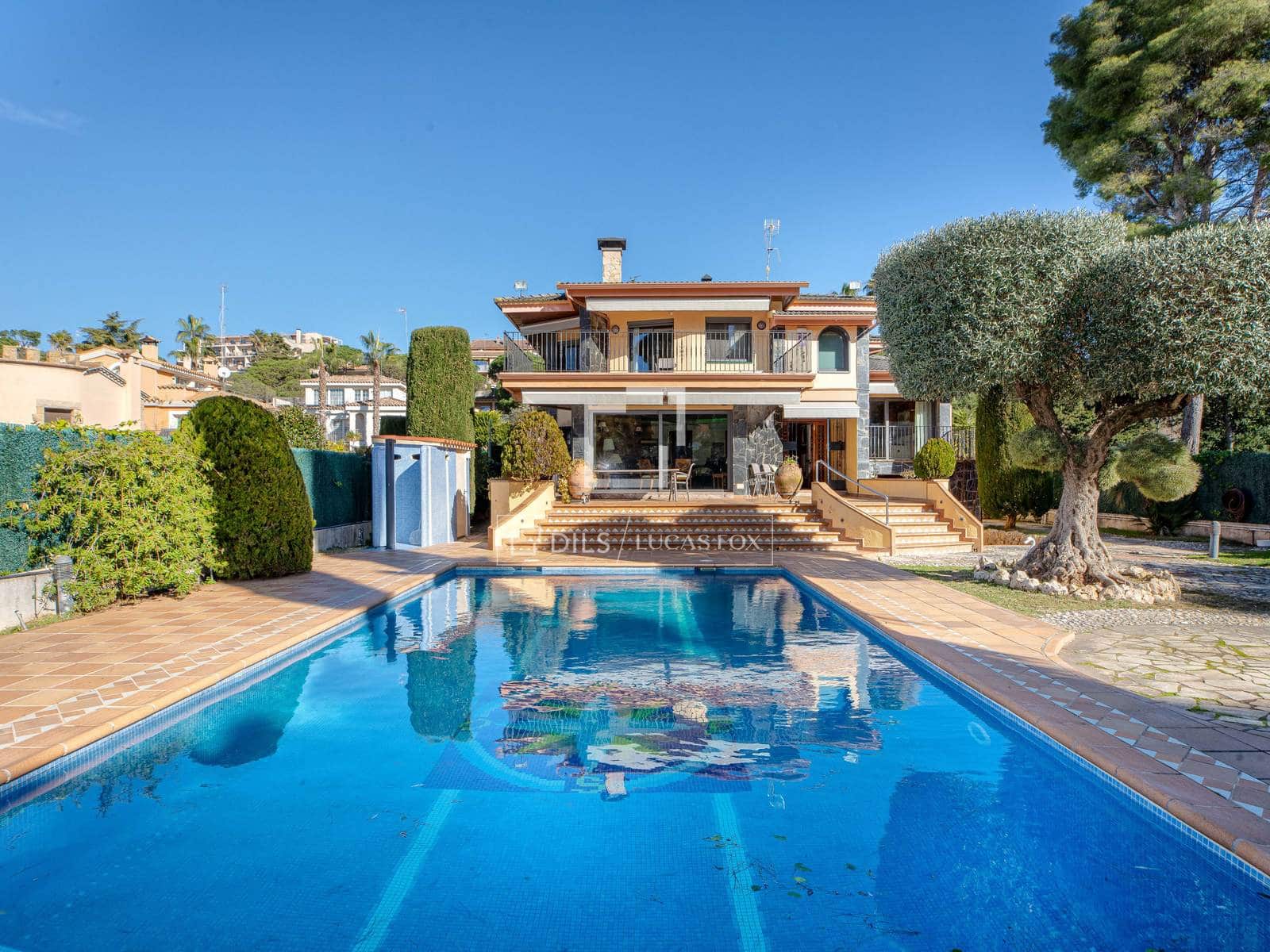 5 makuuhuone Huvila myytävänä paikassa Lloret de Mar mukana uima-altaan 
autotalli - 3 000 000 € (Ref: 9596844)