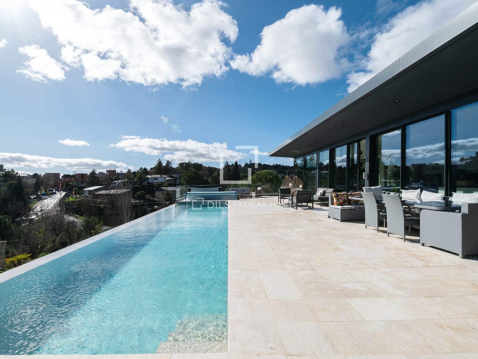 4 bedroom Villa for sale in Torrelodones with pool garage - € 1,600,000 (Ref: 9601486)