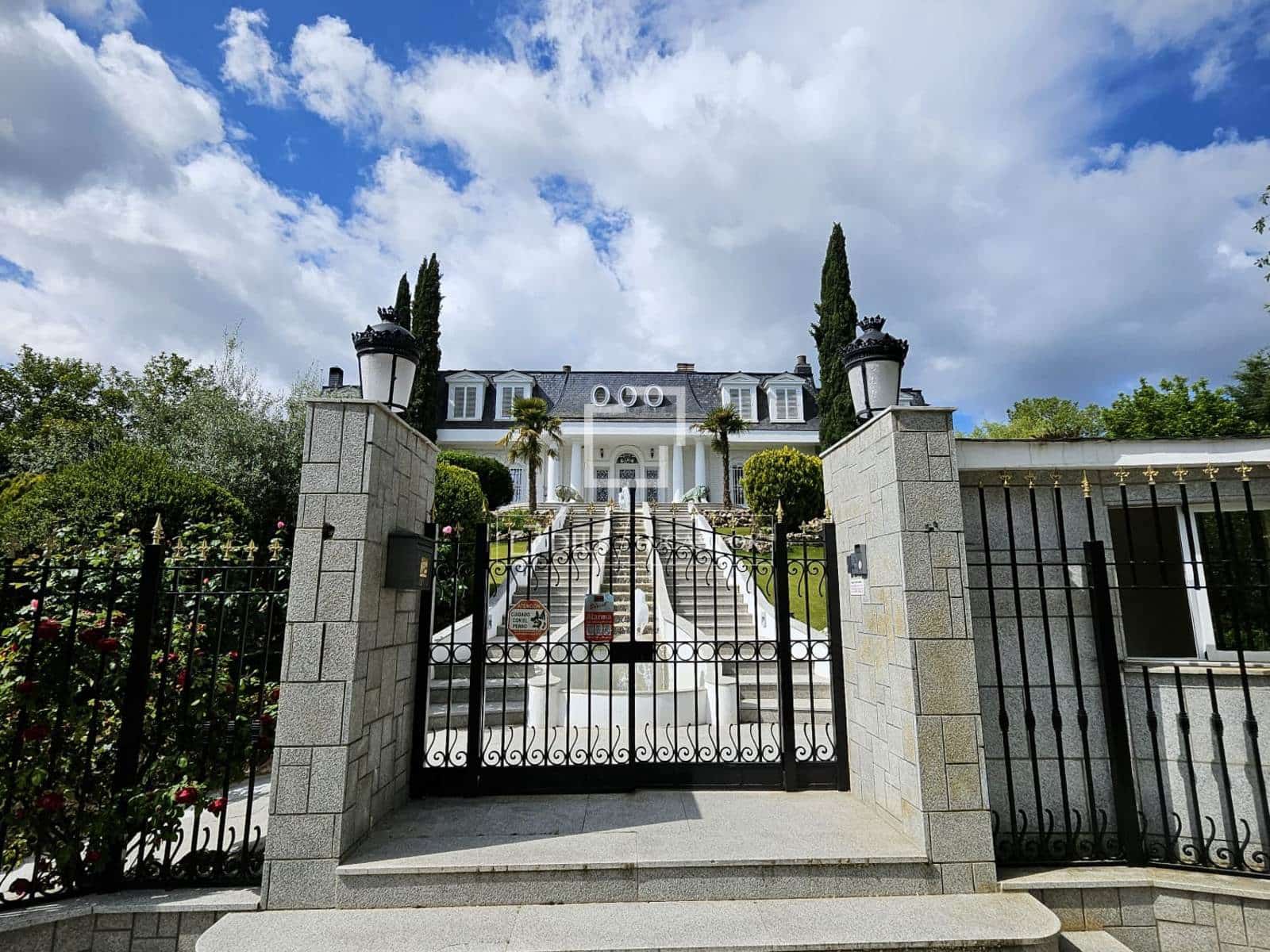 6 makuuhuone Huvila myytävänä paikassa Pozuelo de Alarcon mukana uima-altaan 
autotalli - 5 900 000 € (Ref: 9606328)