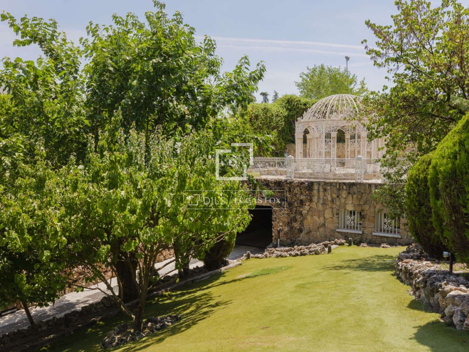 6 bedroom Villa for sale in Pozuelo de Alarcon with pool garage - € 4,990,000 (Ref: 9606328)