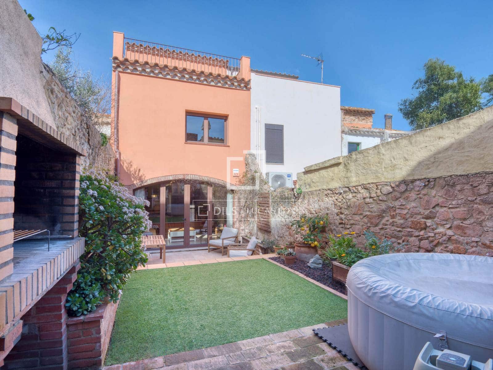 4 bedroom Villa for sale in Sant Feliu de Guixols - € 650,000 (Ref: 9606686)