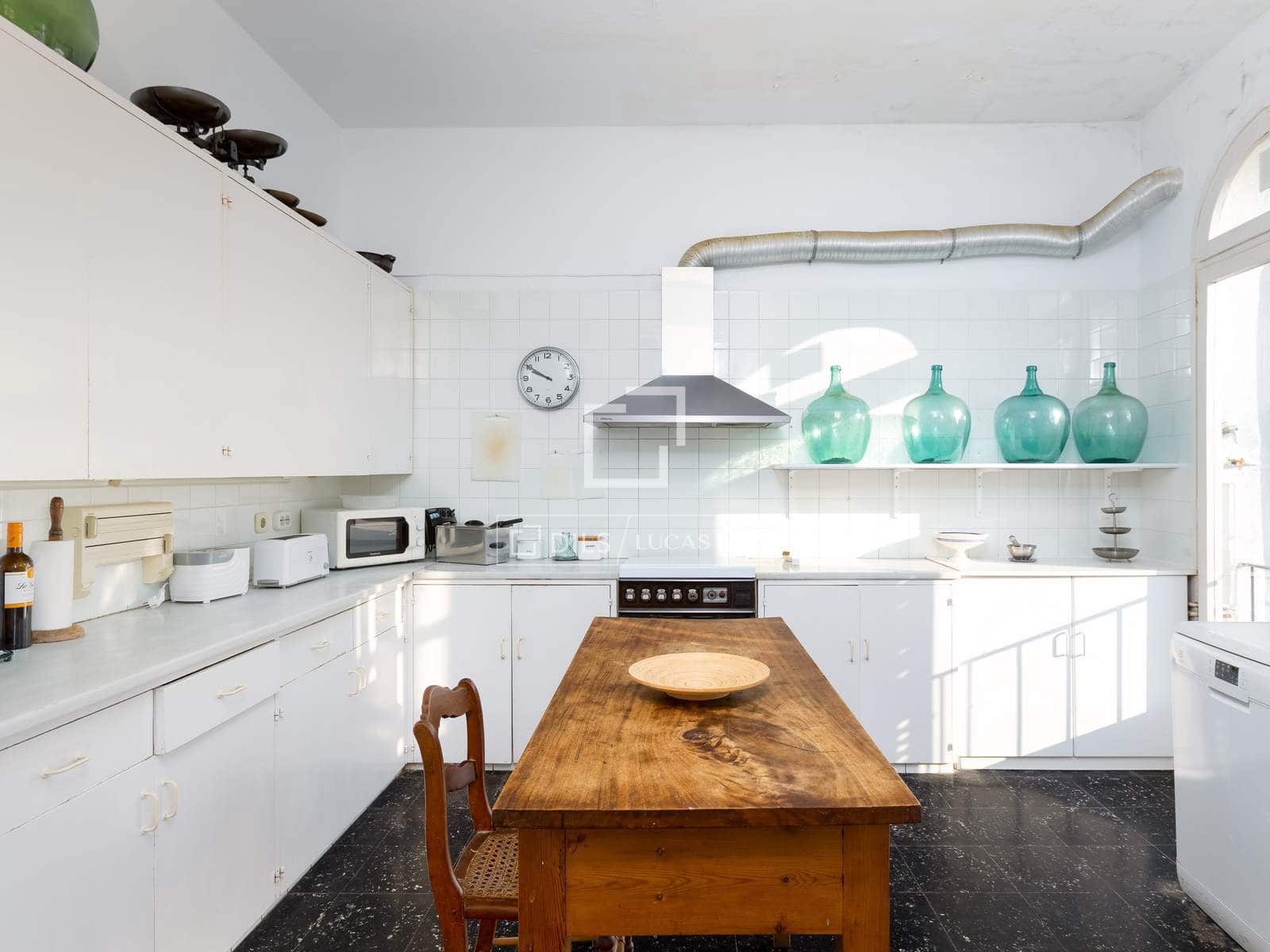 16 bedroom Villa for sale in Sant Vicenc de Montalt with pool garage - € 2,500,000 (Ref: 9614175)