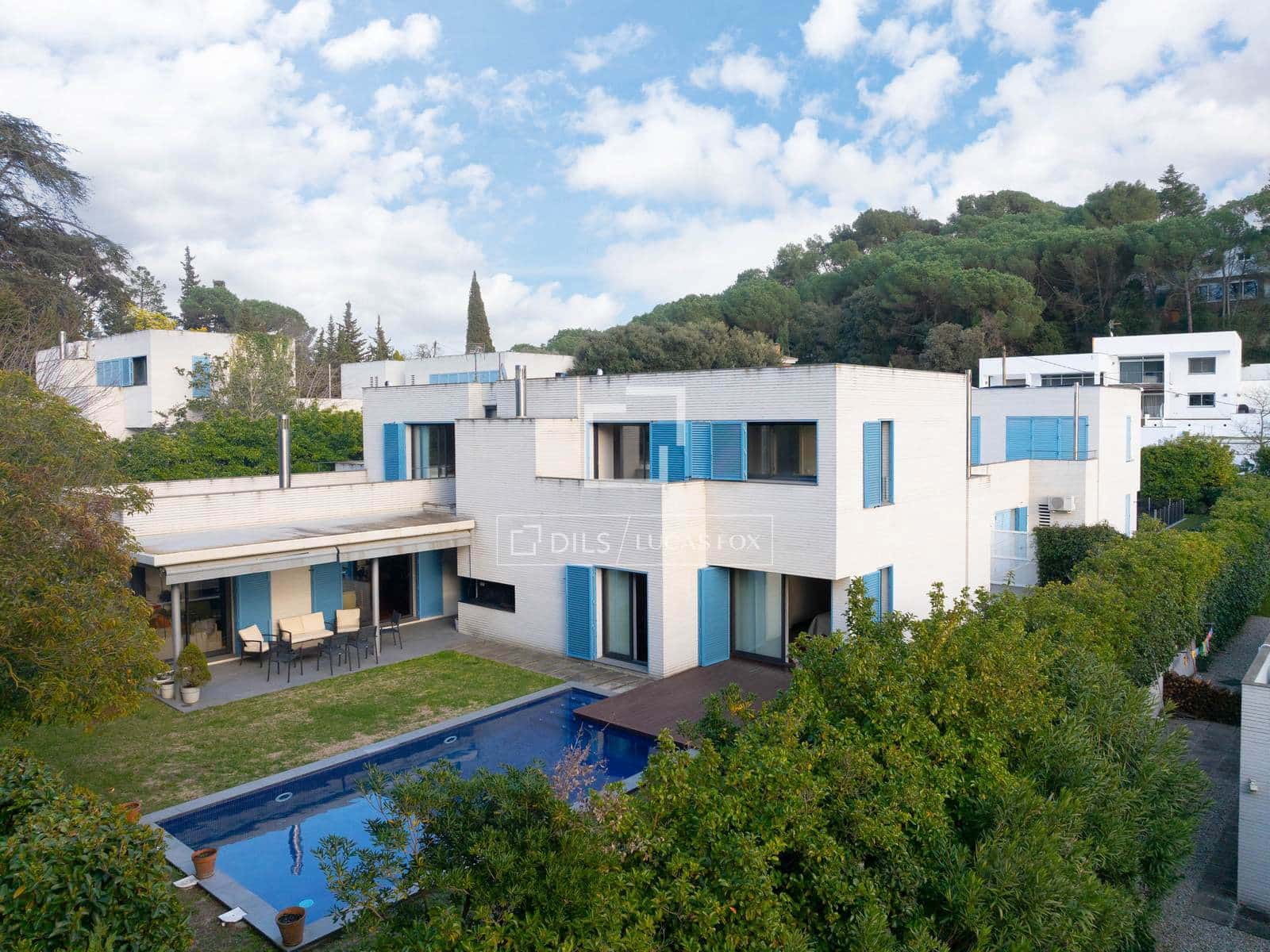 5 soverom Villa til salgs i Vallromanes med svømmebasseng garasje - € 1 095 000 (Ref: 9623198)