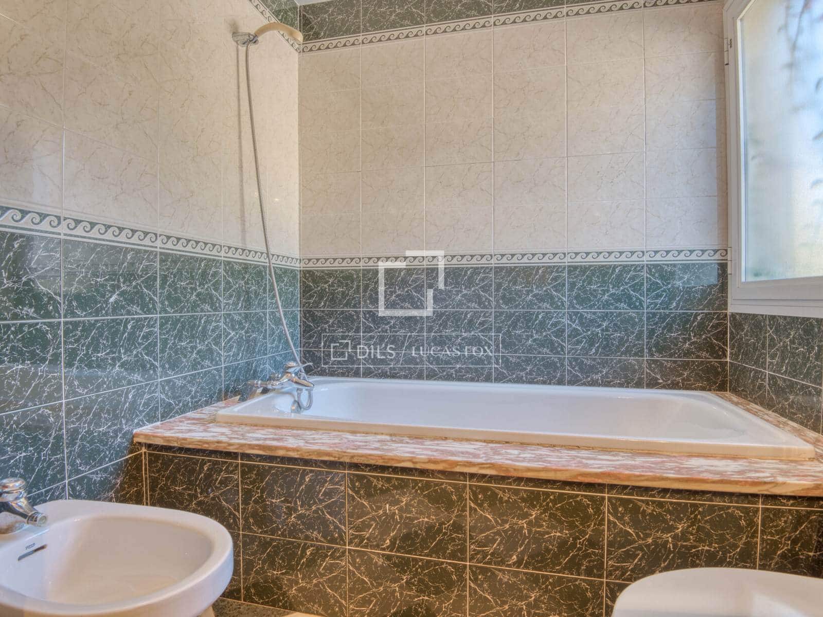 4 makuuhuone Huvila myytävänä paikassa Calonge i Sant Antoni mukana uima-altaan 
autotalli - 670 000 € (Ref: 9624039)