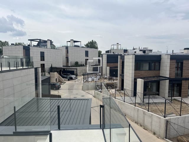 4 makuuhuone Huvila myytävänä paikassa Madrid kaupunki mukana uima-altaan 
autotalli - 1 375 000 € (Ref: 9626828)