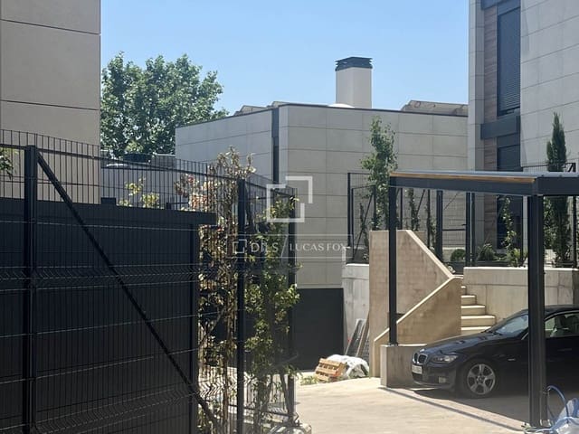 4 makuuhuone Huvila myytävänä paikassa Madrid kaupunki mukana uima-altaan 
autotalli - 1 375 000 € (Ref: 9626828)