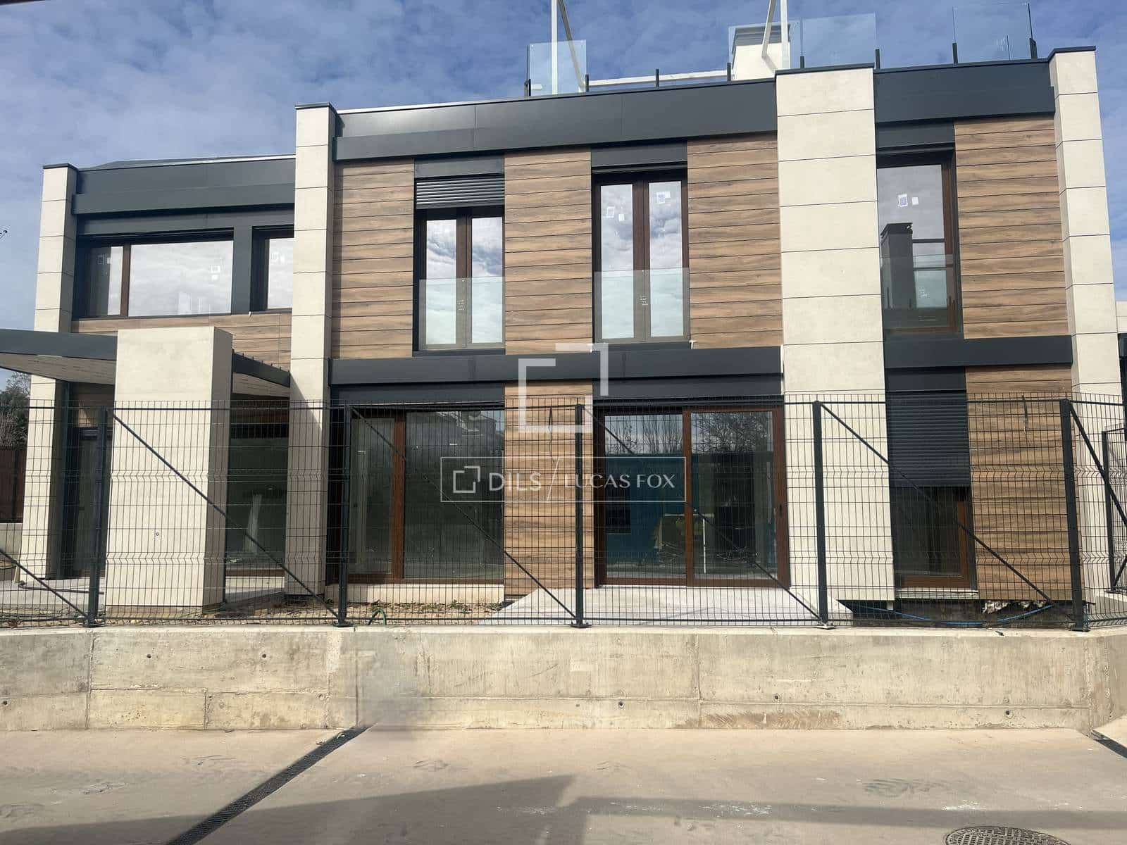 4 bedroom Villa for sale in Madrid city with pool garage - € 1,375,000 (Ref: 9626828)