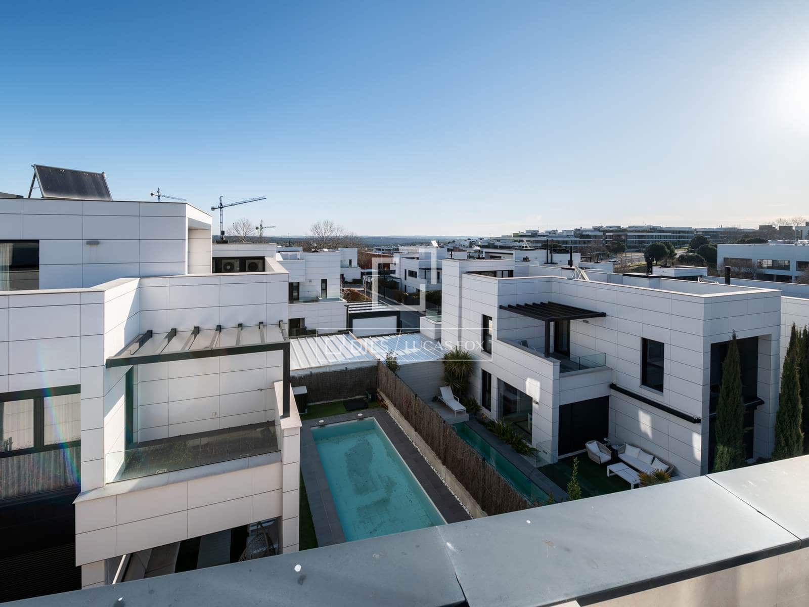 4 bedroom Villa for sale in Madrid city with pool garage - € 1,375,000 (Ref: 9626828)