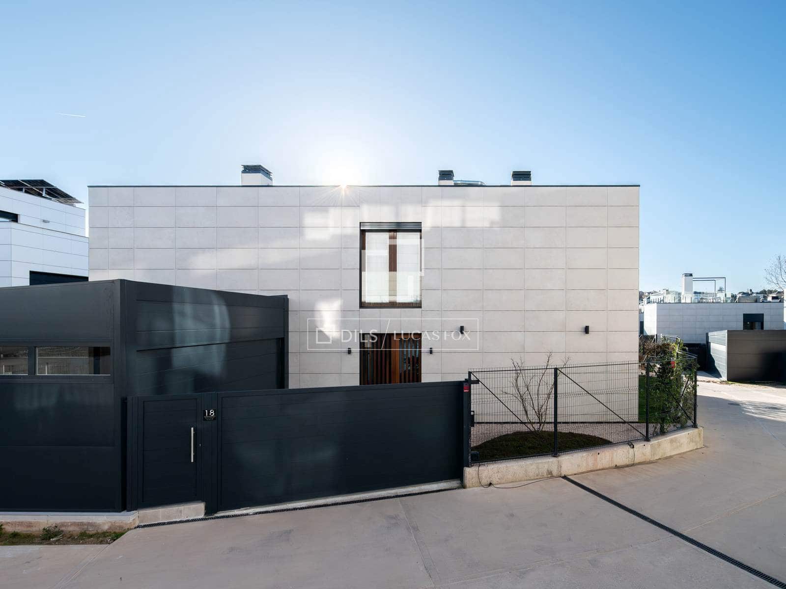 4 bedroom Villa for sale in Madrid city with pool garage - € 1,375,000 (Ref: 9626828)