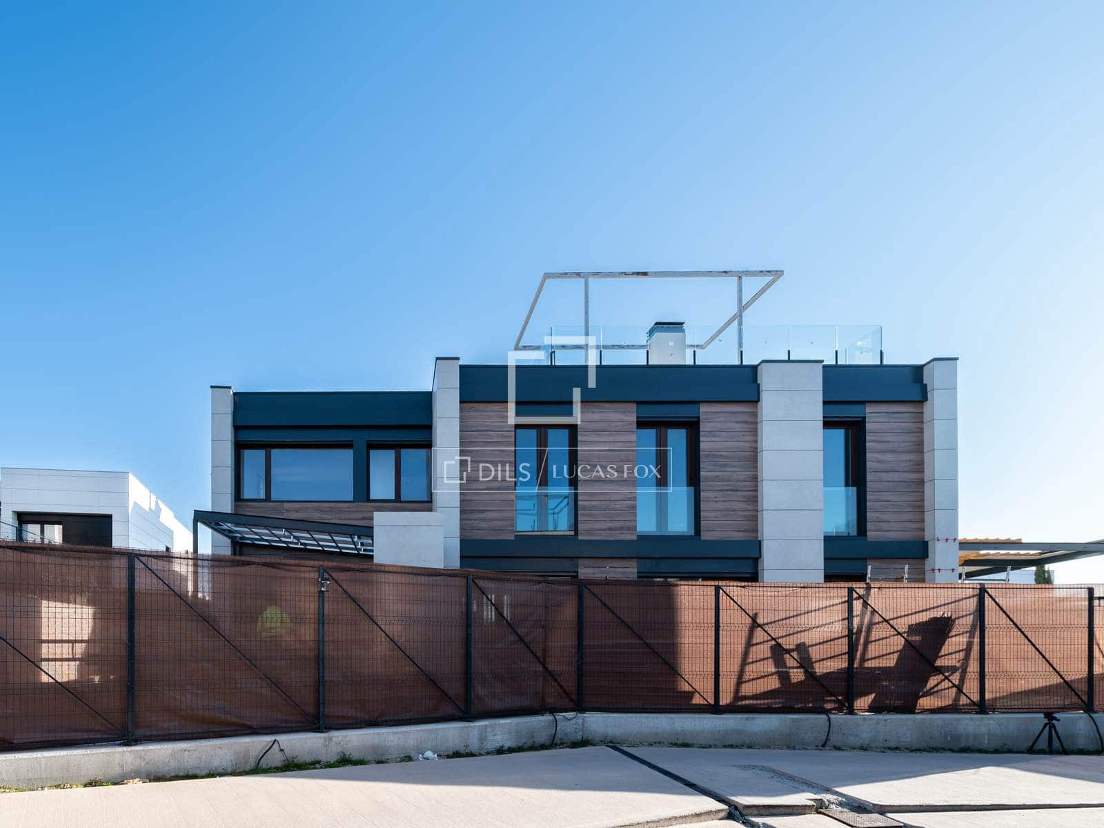 4 bedroom Villa for sale in Madrid city with pool garage - € 1,375,000 (Ref: 9626828)