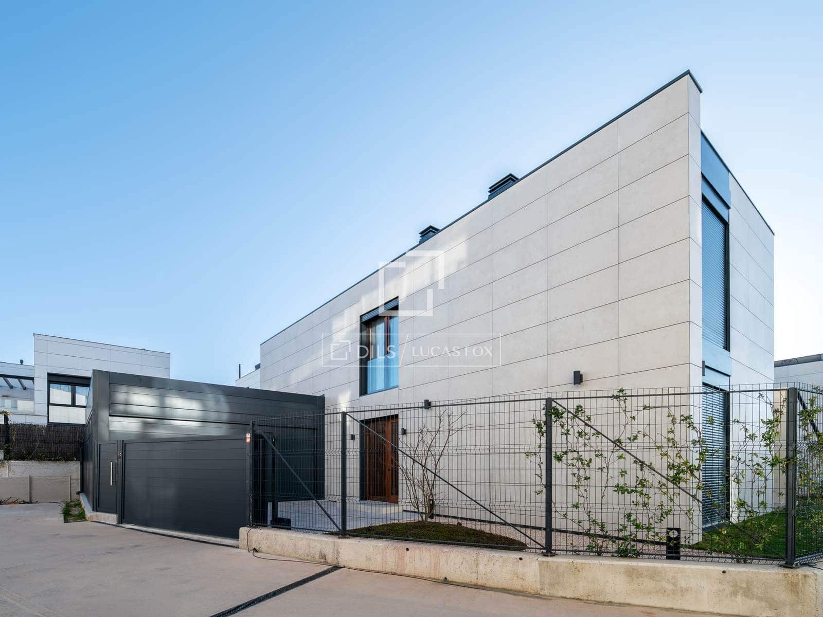 4 bedroom Villa for sale in Madrid city with pool garage - € 1,375,000 (Ref: 9626828)