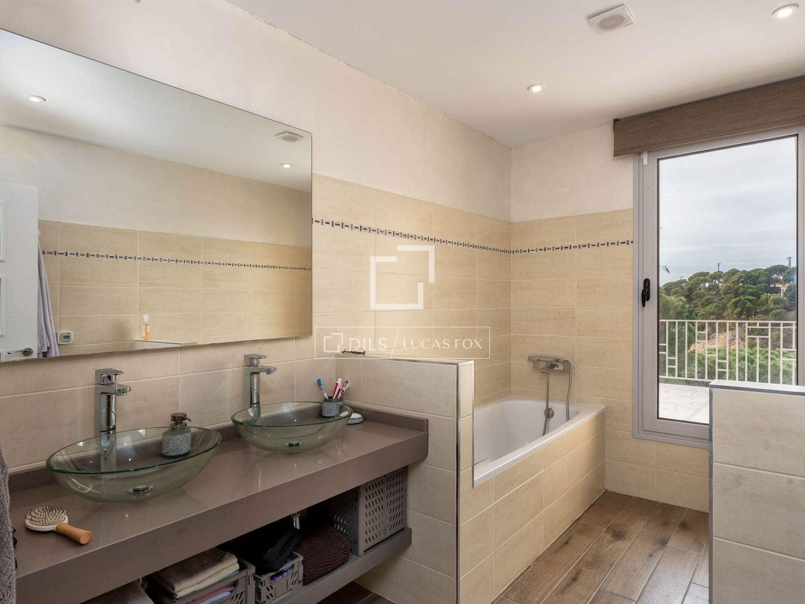 3 sypialnia Willa na sprzedaż w Lloret de Mar z basenem garażem - 690 000 € (Ref: 9628371)