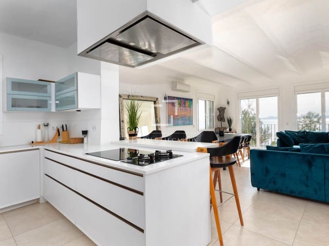 6 bedroom Villa for sale in Roses with pool garage - € 2,490,000 (Ref: 9630544)