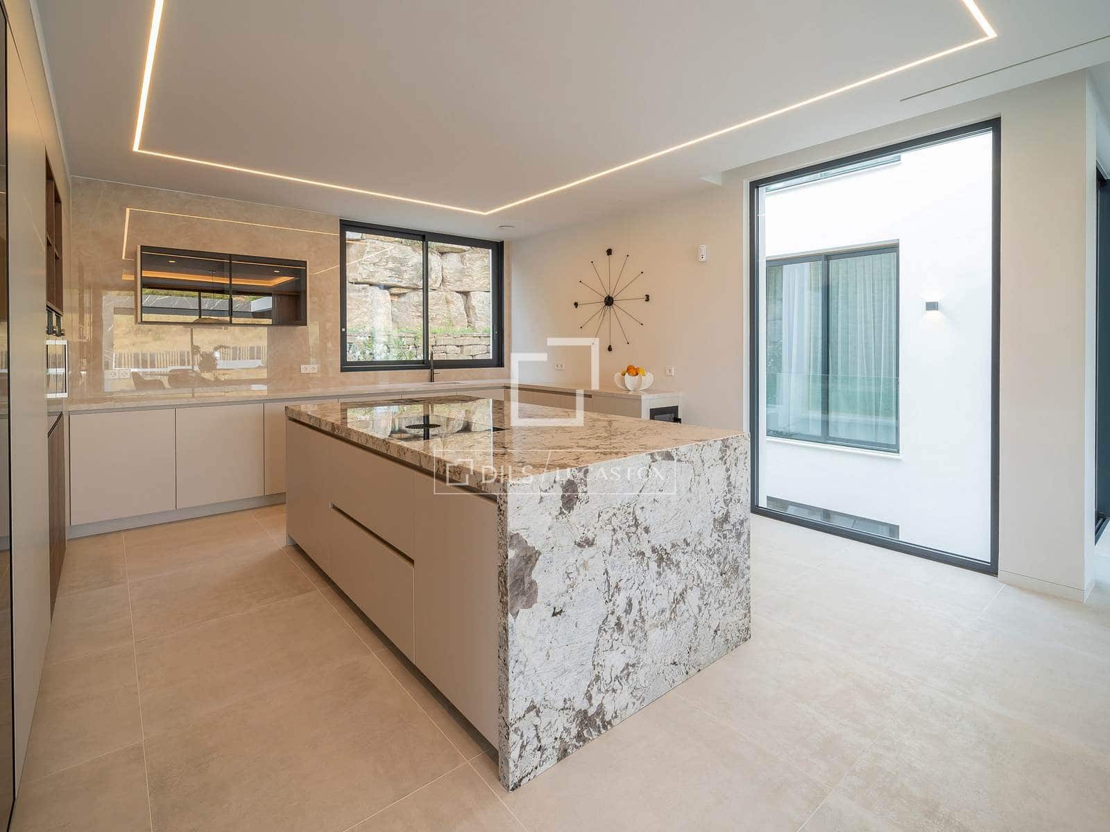 7 slaapkamer Villa te koop in El Paraiso met zwembad - € 6.800.000 (Ref: 9631393)