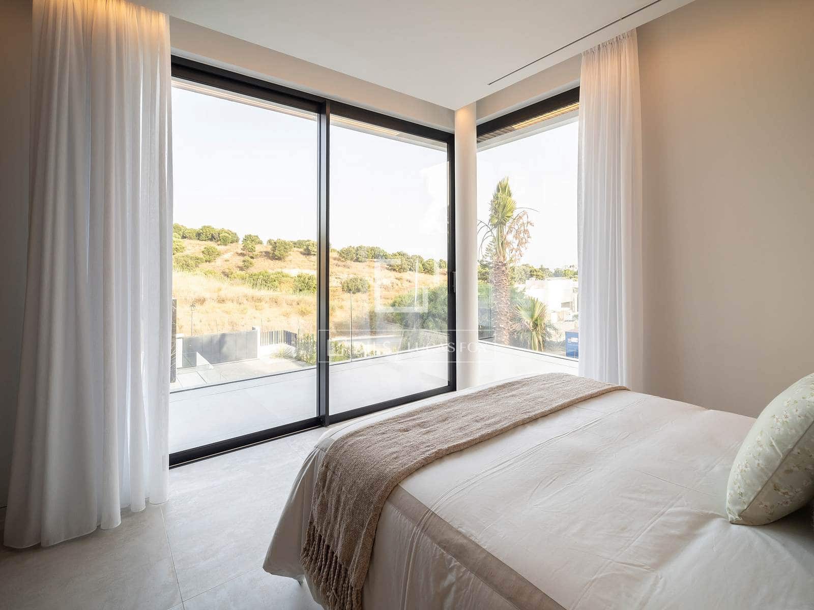 7 slaapkamer Villa te koop in El Paraiso met zwembad - € 6.800.000 (Ref: 9631393)