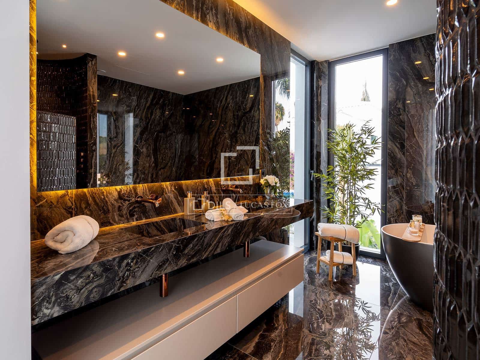 7 slaapkamer Villa te koop in El Paraiso met zwembad - € 6.800.000 (Ref: 9631393)