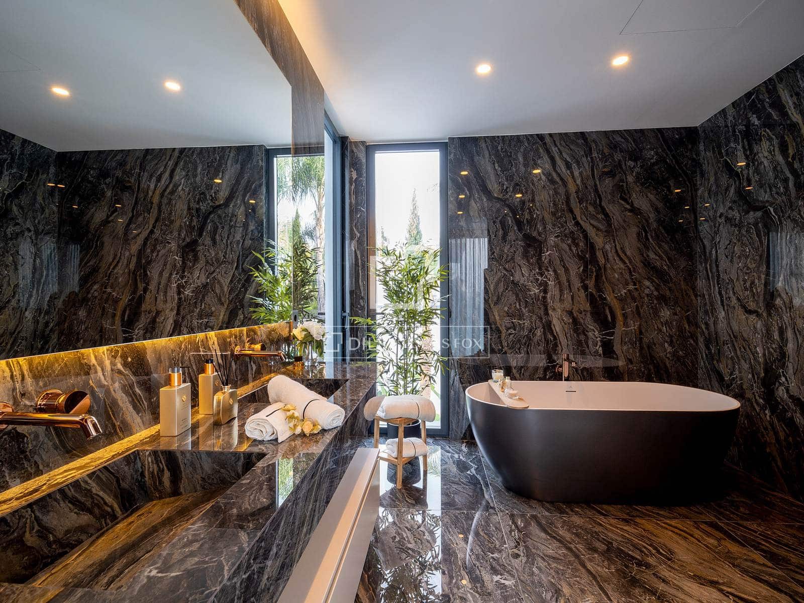 7 slaapkamer Villa te koop in El Paraiso met zwembad - € 6.800.000 (Ref: 9631393)